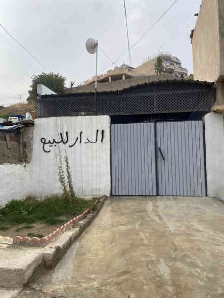 دار للبيع ١٠٠ متر تجاوز بي كرت سعر ١٨ مليون عنوان موصل جانب الايمن حي الاقتصاديين خلف معهد التفوق 
الدار يحتوي على :
غرفه ٥*٥ 
هول 
مطبخ 
صحيات 
كراج 
سطح 
حديقه خارجيه 
خدمات ماي متوفر ٢٤ ساعه وكهرب ٣ خطوط الشارع ترابي مقابل البيت حديقه  تواصل على رقم ***********
