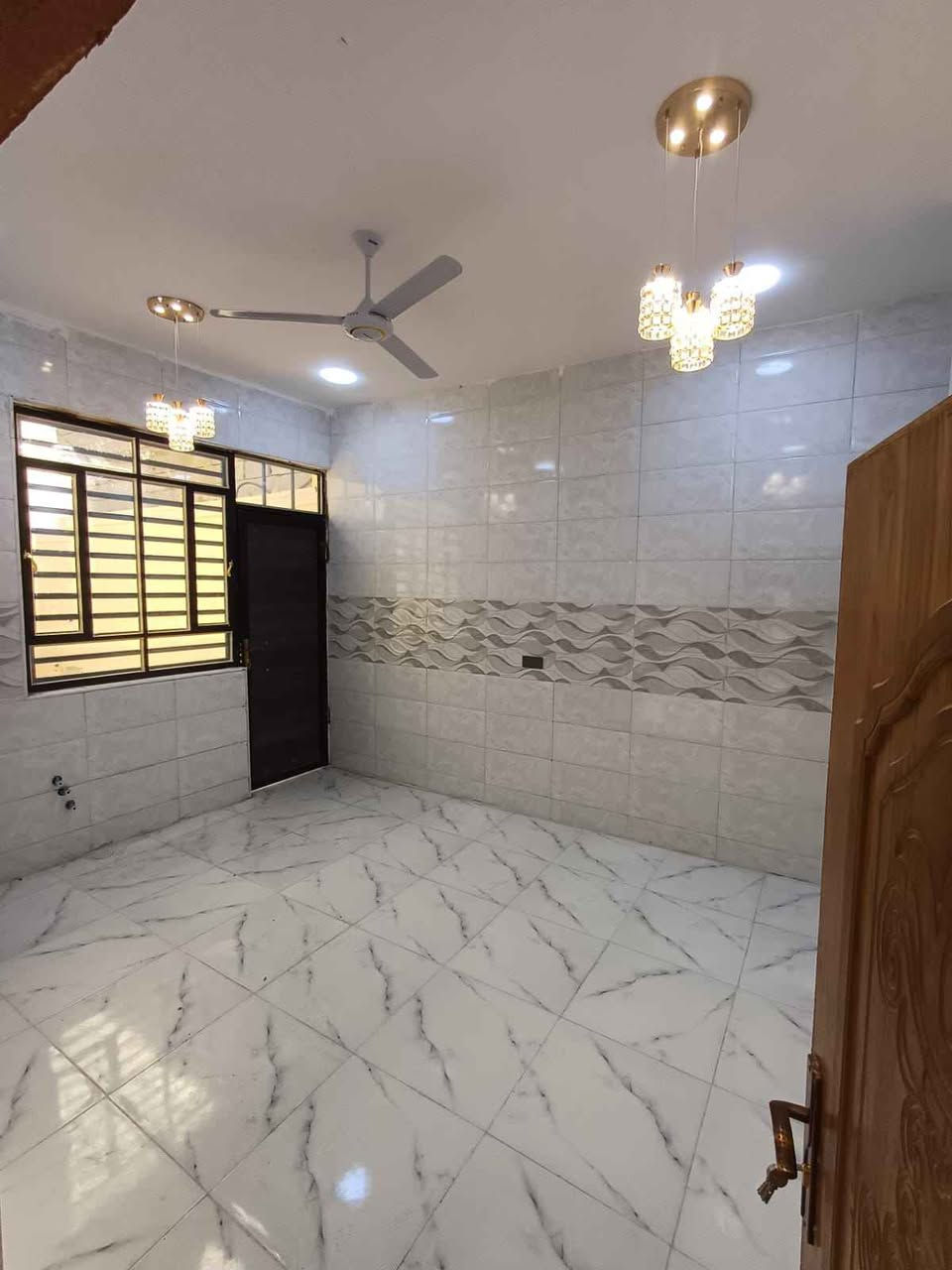 السلام عليكم بيت للبيع المساحه 200م طابو زراعي عراقي يحتوي على قرفتين وصاله ومطبخ وديوانيه وصحيات وكراج العنوان بصره أبي الخصيب محيله صفحه الشط الاتصال على الرقم التالي *********** البصرة, العراق
