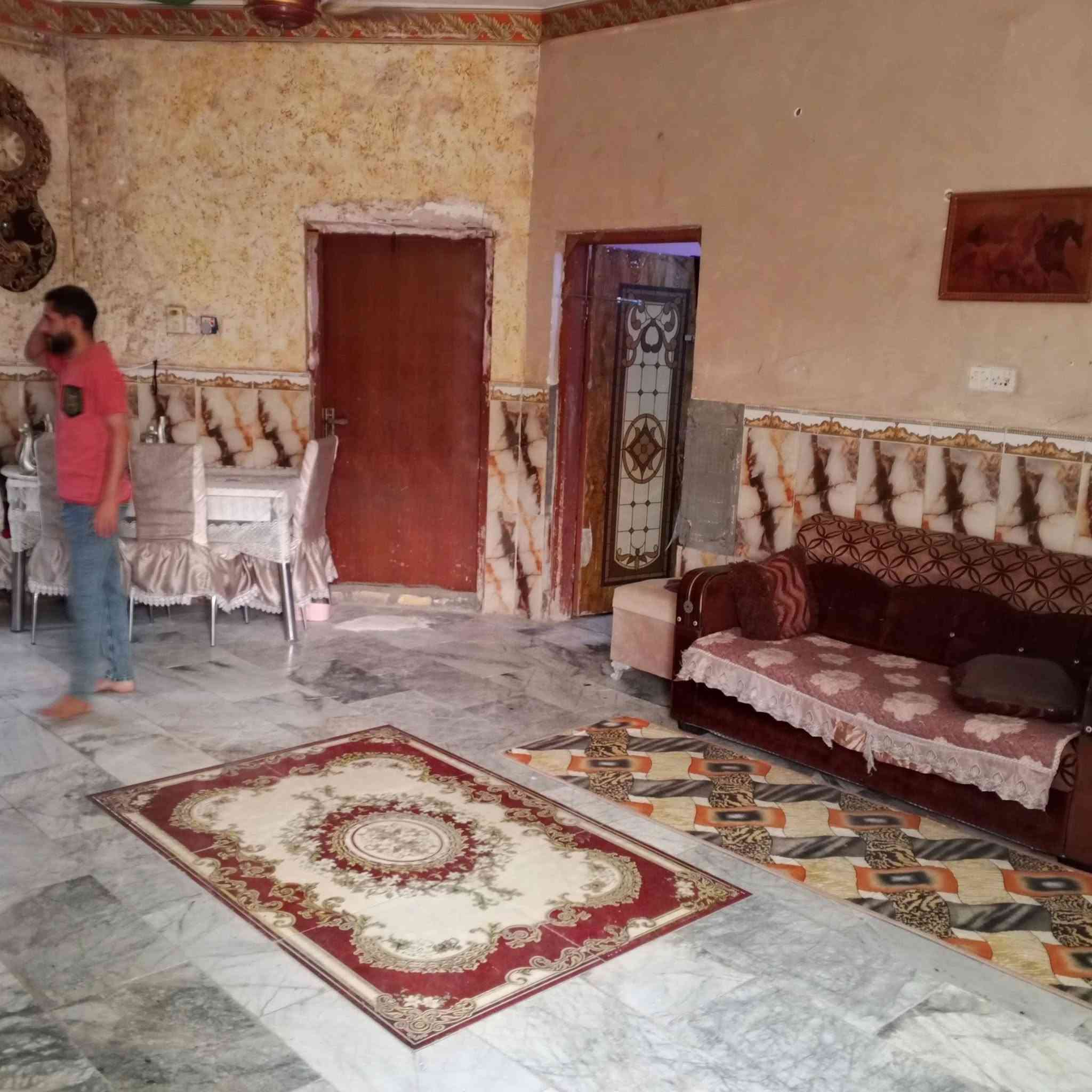 بيت في حي العباس بجوار مدرسه الصينيه مساحه 160م للستفسار الاتصال ع هذا الرقم ***********
