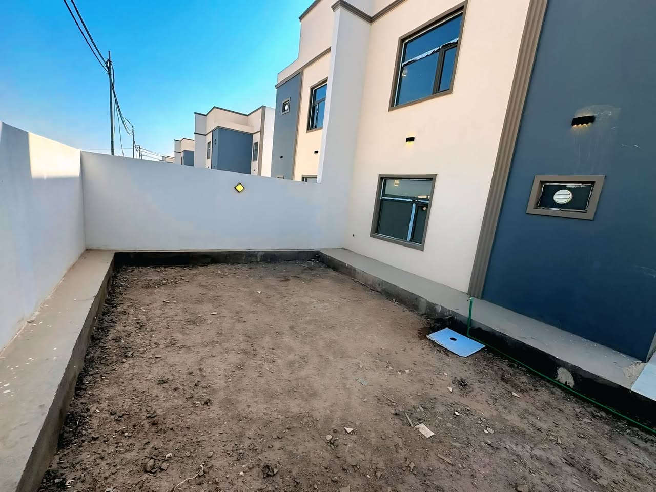 🔥 دار في مجمع الأميرات 2 السكني – جاهز للسكن فورًا! 
الواصل فقط 65 مليون
السعر الكلي 139 مليون
📉 القسط الشهري 300 ألف (للمصرف العقاري)

🏠دار 250 متر – موقع مميز داخل المجمع
بناء درجة أولى – تشطيب مرتب
طابقين | 3 غرف نوم | صالة | استقبال
🍽 مطبخ | 🚿 صحيات | 🚗 كراج | 🌿 حديقة
مناسب للسكن العائلي أو الاستثمار

⬇️تريد التفاصيل والصور؟
اكتب (تم) بالتعليقات ويوصلك كل شي فورًا 

📞 اتصال / واتساب: ***********
📞 اتصال: ***********
