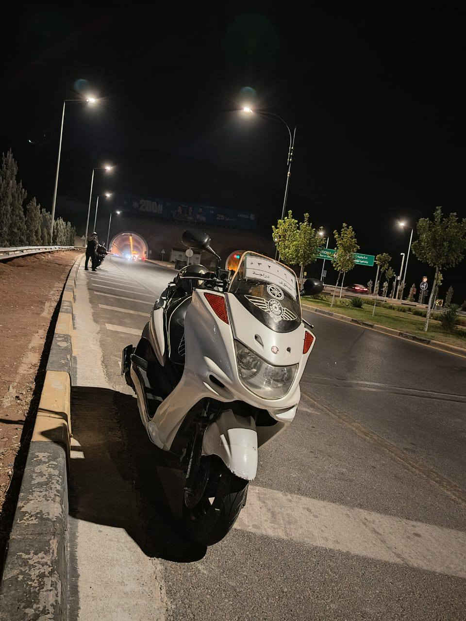 السلام عليكم 
دراجه ياماها ماجستا دبل رون 
رقم وسنويه نينوى رقم انكليزي شرط التحويل
محرك 250cc
لايت زنون
صار له  مسويله ادامه محرك وكلجات وكابريار
دراجه شرط معدل وشلعه 
ناقه بس كيج السلوك متر سعره 15 
وكيج البانزين هم سعره 15 ومتغرات يم حسين المياحي 
وناقص ستاند الوسط 
مكان الدراجه بل الموصل 
سعره مليون و 950
***********
