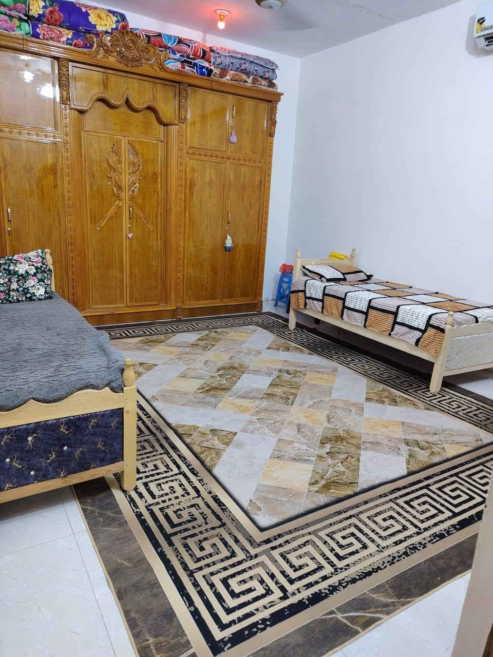 بيت زراعي المساحه 200 بي وصل بلديه كافة الخدمات موجوده غرفتين وصاله ومطبخ بس الاستقبال ماكامله مكانه ناصريه منطقة السبل الثانيه السعر 58 وبي مجال قليل *********** بي واتساب
