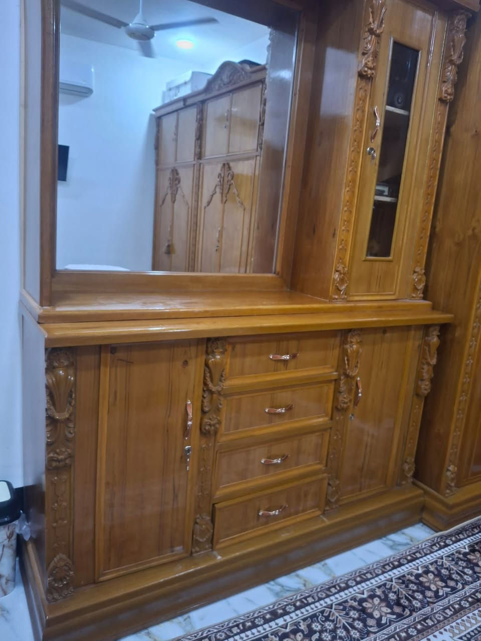 عندي غرفه اخشاب للبيع ام المسرح ما صار لي سته اشهر من ماخذها بعد جديده اللي حاب يتواصل على رقم التليفون 
***********
