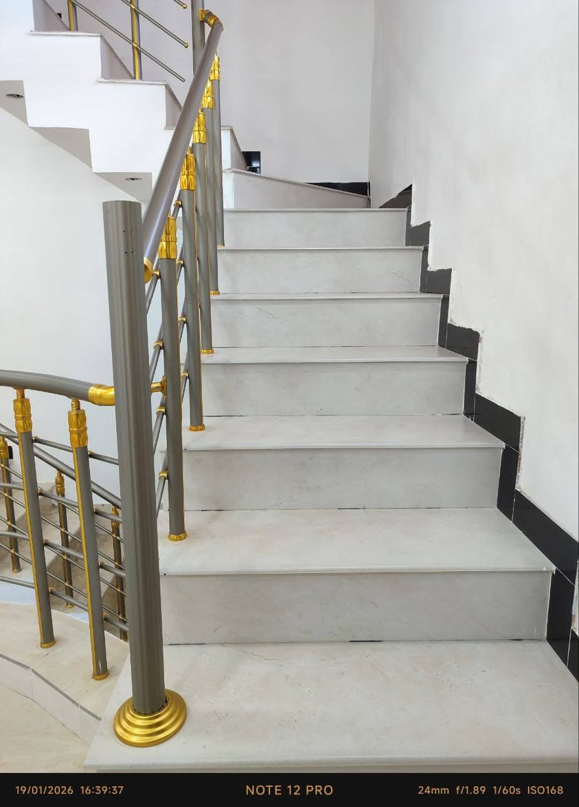 الدار البيع 100متر واجها 5نزال 20بناء جديد كامل مابي اي نقص عنوان سيد خوام مقابل الاورفاي خدمات موجوده شوراع تبليط رقم ***********
