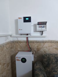 منظومة شمسية • انفيرتر ٥٫٦ كيلووات • بطارية ١٤٫٣ كيلووات