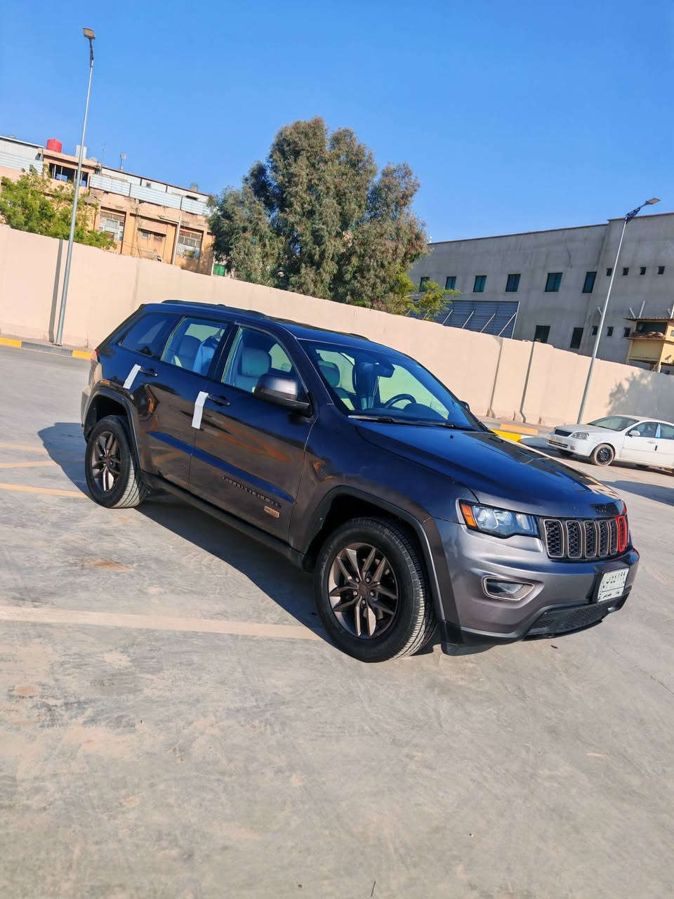 جيب كراند شيروكي العلامة الذهبية.
✅الموديل :2016 . (أمريكي )
✅المحرك : . V6. 3.6L . 
✅داخل اسود رقم بغداد بأسمي تحويل مباشر  
✅ماشية : 93 الف mi 

✅السيارة بنيد سرقة  + جاملغ الصدر صبغ وشويه من الباب الصدر  شبر او اقل  توحيد لون مع الجاملغ بدون ايرباك 
المواصفات : فووول مواصفات 
بيع او مراوس ب أقل وهذا رقمي 
*********** 
***********
مكانه / بغداد
