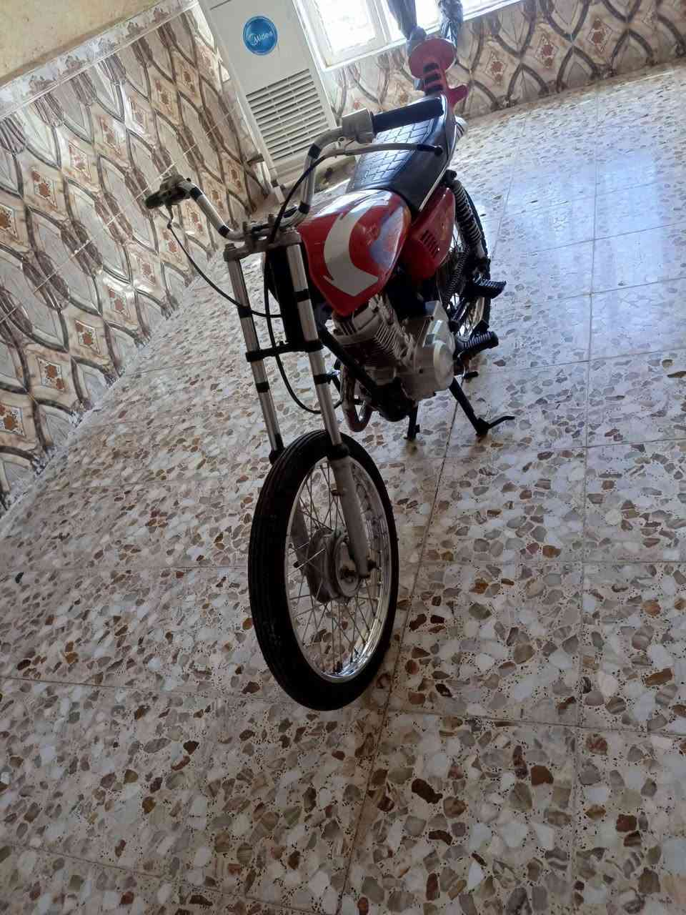 سلام عليكم دراجه لبيع بدون دراجه نضيفه حيل مكينه ما مفتوحه والدراجه مكفوله عشاريه السعر 575وبيه مجال لطيبين العنوان ميسان قريه الهداء الرقم *********** الرقم بيه بس واتساب
