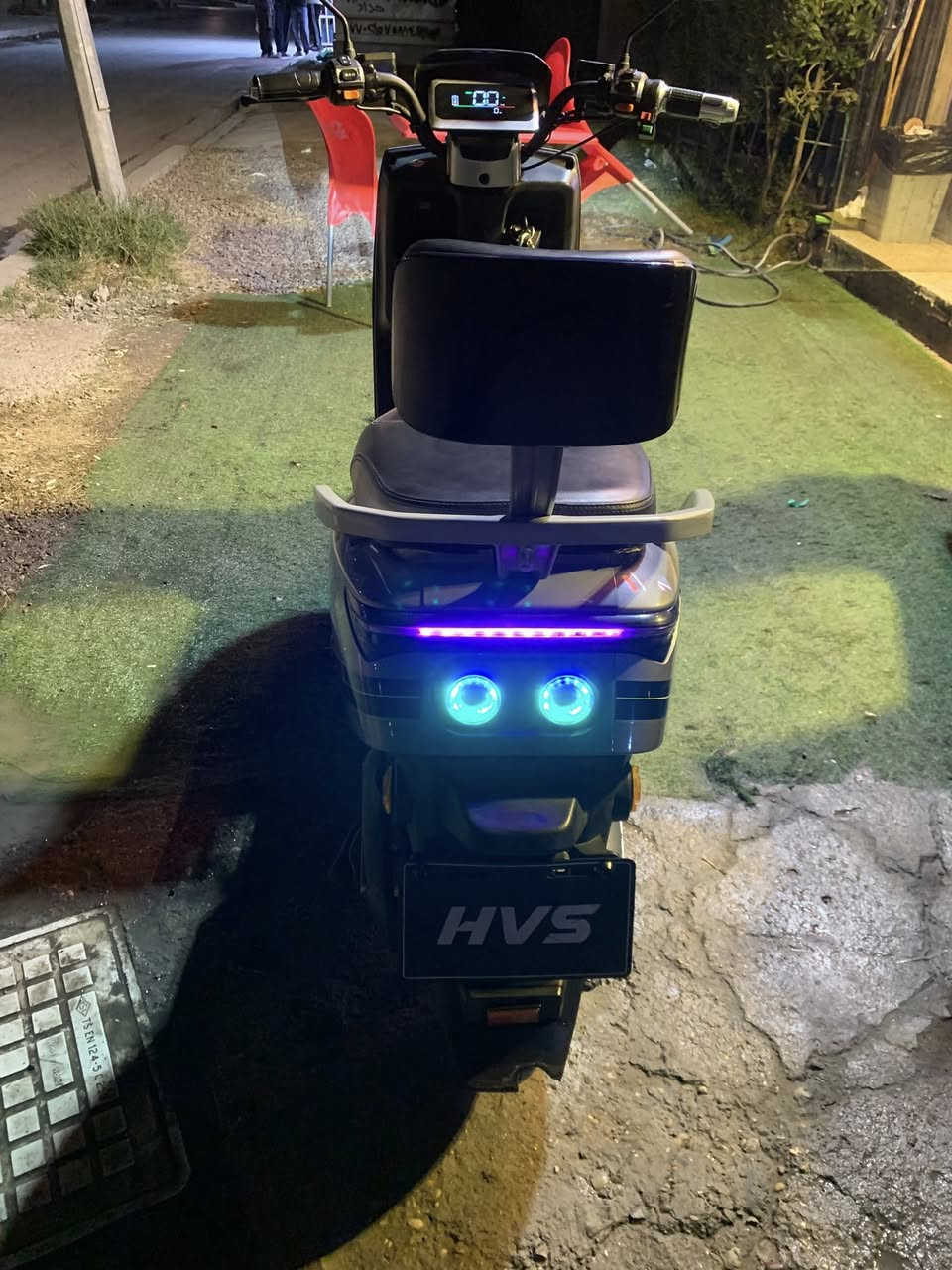 السلام عليكم اخوان دراجه شحن ٦ بطاريات مابيها كل نقص نظافتها شوفه عينك بصمه عن بعد بطارياتها نظيفه شحنها سريع ساعتين تفول السعر ٥٥٠ وبيها مجال مكاني شقق زيونه ***********
