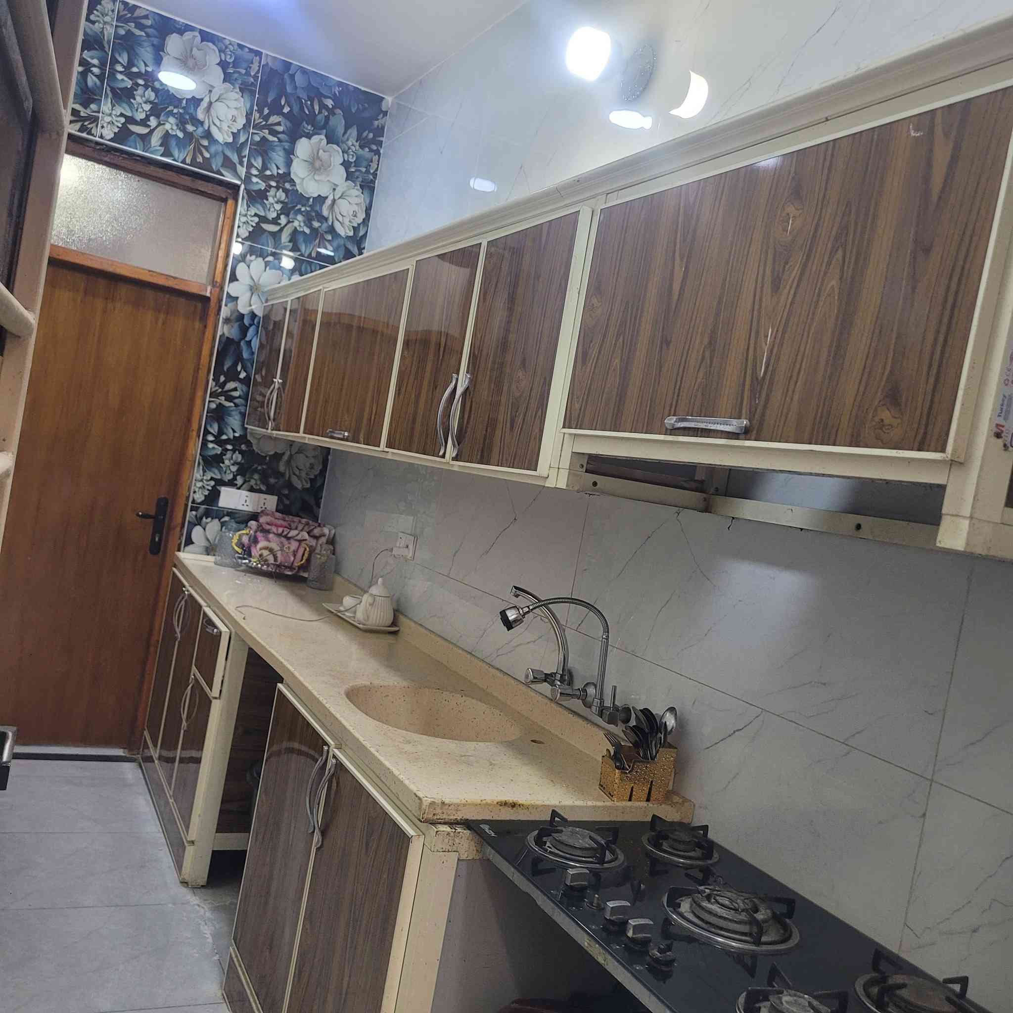 سلام عليكم كاونتر البيع طول اربعه متر تواصل ***********

