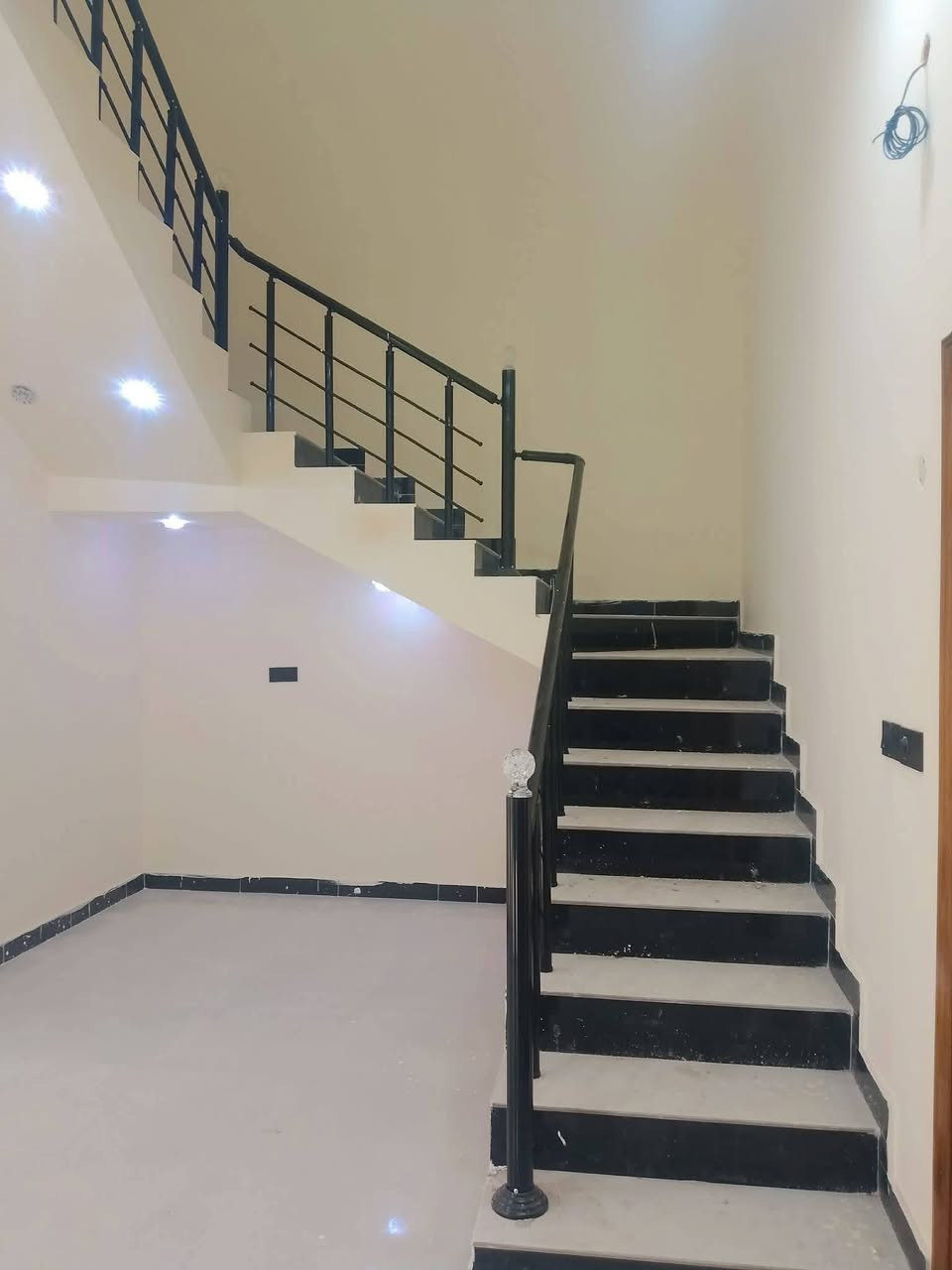 دار سكن للبيع طابو زراعي عراقي يتكون من غرفتين وديوان وصاله ومطبخ وصحيات مساحة 110 متر مربع عنوان البصره ابو الخصيب ابو جوزي كافة الخدمات ماء كهرباء مدارس سعر 72 وبيه مجال قليل *********** ***********
