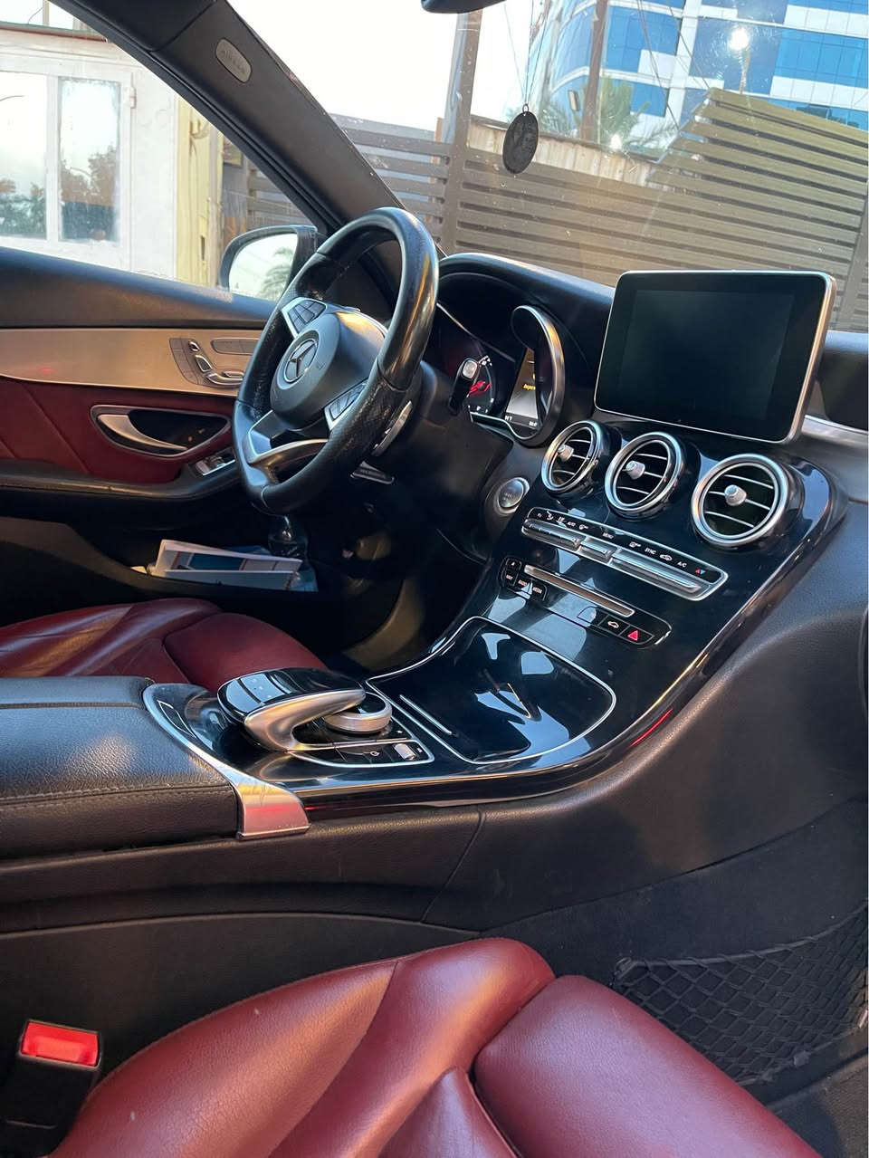 السلام عليكم 
مارسيدس c300
موديل 2018 
داخل احمر 
بانوراما 
دبل ماوس 
محرك 2000 تيربو 
حادثه كلش بسيط وهنا بالعراق جاملغ خلفي اثر دراجه 
رقم بغداد 
السعر 220 ورقه وبيه مجال 
اتصال *********** بغداد, العراق
