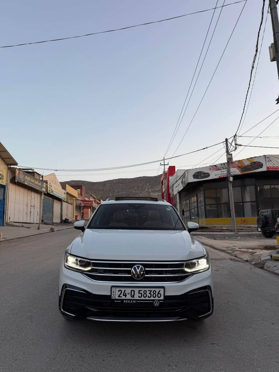 Volkswagen Tiguan 2022
‎فولكسفاغن تيكوان  2022 (بانوراما، 5 مقاعد)

‎موديل :2022
‎الصنف :SE
‎سعة المحرك :  4 سلندر cc turbo 
‎اللون الخارجي : أبيض 
                                                 اللون الداخلي : جلد قيسي
‎قراءة العداد : 65الف ميل 
‎المواصفات 
‎- بانوراما.
‎- 5 راكب
‎- شاشه كبيره
‎-  تبريد خلفي وامامي( 8 مخارج للتبريد) 
‎- نظام carplay 
‎-  شاشة وسطية
‎-  نظام النقطة العمياء 
‎-  هاند بريك بصمة + اوتوو هولد
‎- نظام توقف تلقائي عند الرجوع
‎ -  كاميرة خلفية بدقة عالية 
‎ -  نوع المقاعد: كهربائي - جلد - تدفئة 
‎ -  أكياس هوائية: 10 (جميع الايرباكات اصليه)
‎-  المصابيح:  زينون - إضاءة ليد- ليزر
‎- بجم امامي كبس بوينت صبغ و جملغ و باب سايق  بدون داخل بدون ارباك شر
*********** دهوك, العراق
