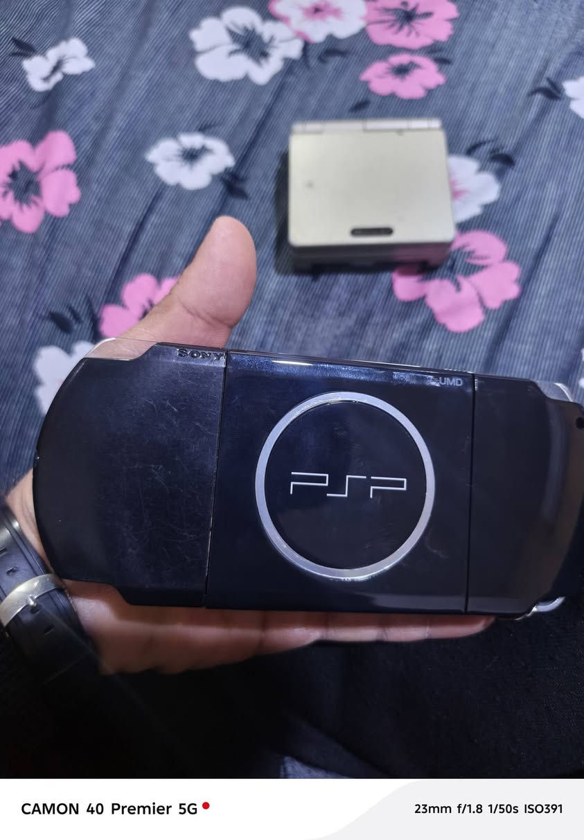 سلام عليكم GAME BoY ADVNCE SP مبرمج محورله شحن تايبسي والعاب بيه ١٠٠لعبة متحتاج تشتري كاسيت  وpsp موديل 3000 كفر جديد بطارية جديدة شحن كيبل يشحن وينقل بس الكيبل يبيعونة ب١٠الاف جهاز رامه ٣٢متروس العاب حتى بلي وان بيه  هم ربع دينار متصرف عليه  الاسعار الكيم بوي ٦٥الف وال بي اس بي ١٢٥قفل  العنوان البصرة يوجد توصيل رقم وتساب موجود ***********
