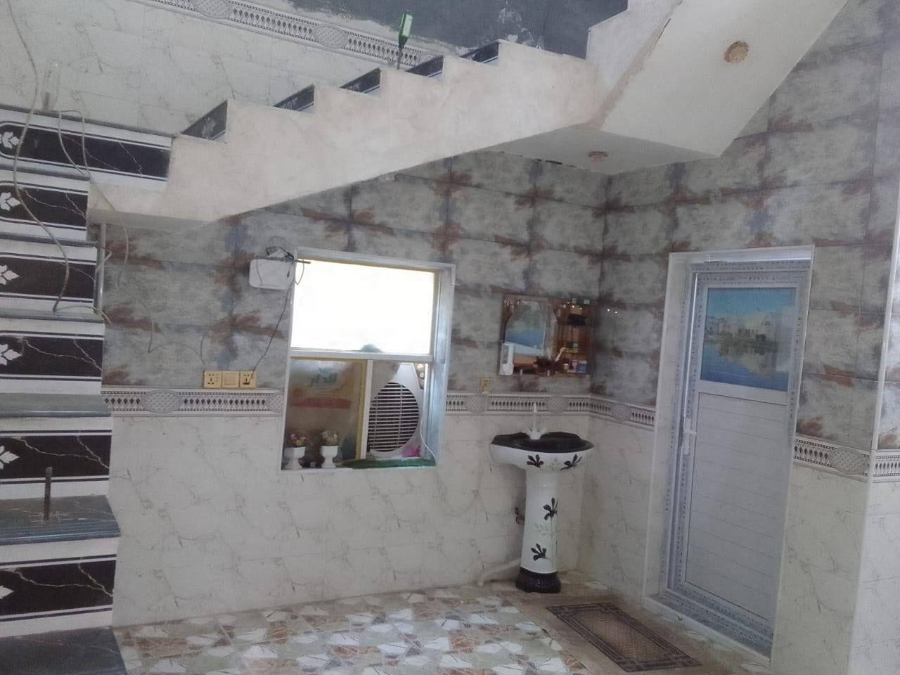 بسم الله الرحمن الرحيم بيت للبيع بناء حديث المساحه 200متر في حي الشهداء قريب على المدارس يتكون البيت من غرفتين نوم وصاله ومطبخ واستقبال للأستفسار الاتصال على الرقم ***********
