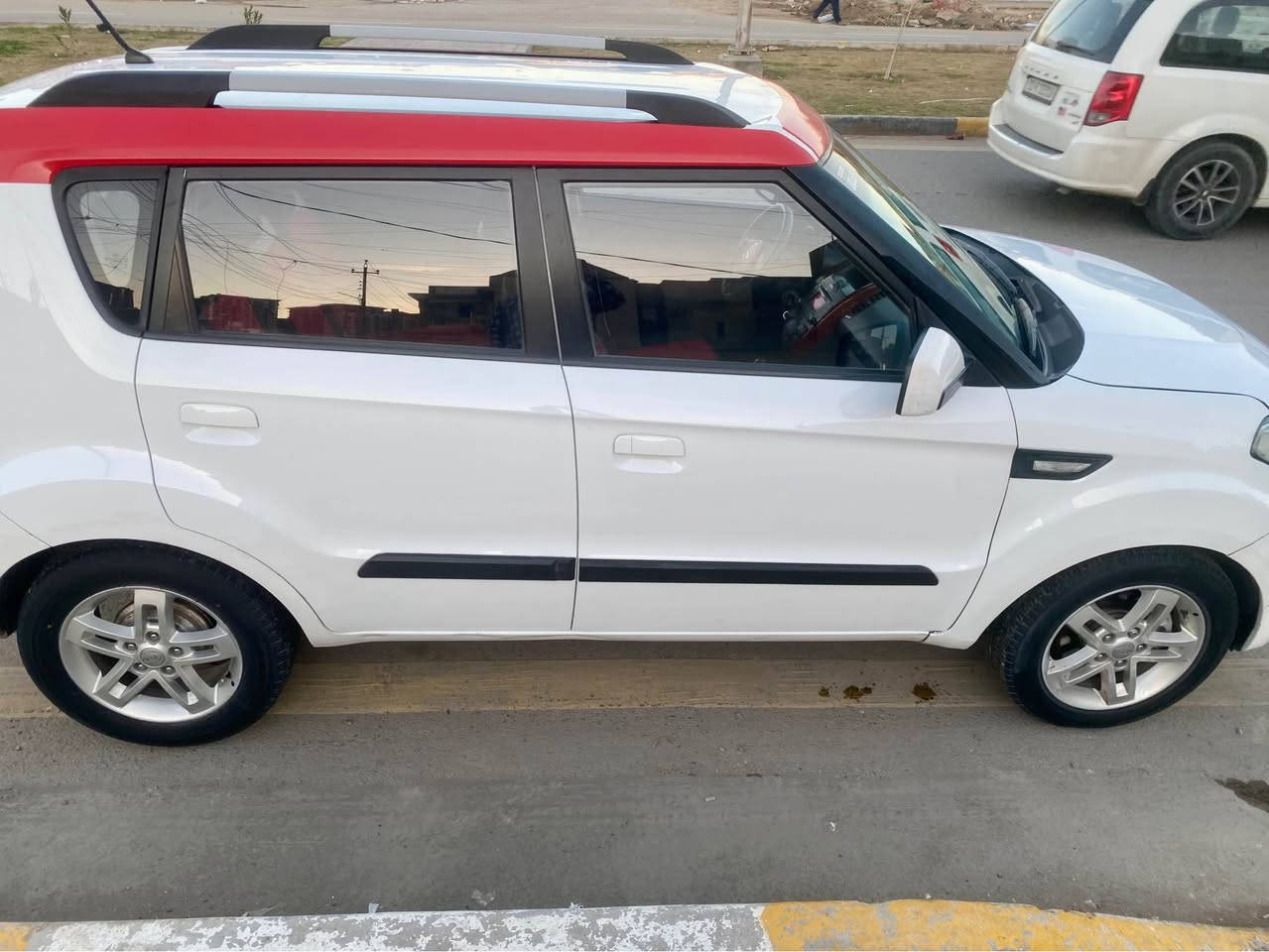 السلام عليكم
كيا صول 2010 خليجي محرك 1.6 دوش كير اوتوماتيك تدفئة تبريد كاميرا خلفية ويل كب 16  بيهة صبغ قطعتين جاملغ امامي يمين وباب سائق  بدون دواخل وشوية بالداير الخلفي  رقم اربيل بأسمي سنوية جديدة لغاية 2031 وهزة لغاية 2027 مكاني بغداد الكرخ
السعر 9900$ للاتصال *********** بغداد, العراق
