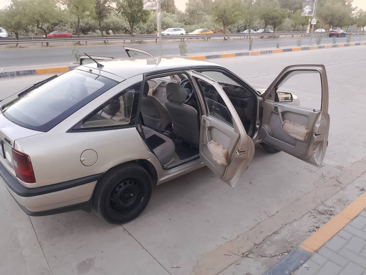 سياره للبيع فكتره 
مكرك 20 كير شرط
كهربائيات كلها شغال
تبريد نقص بس غاز
تواير جدد رقم نينوى مصطره 
السعر 45 وبيها مجال حك الجيه
رقم موبايل

‏‪***********‬‏
