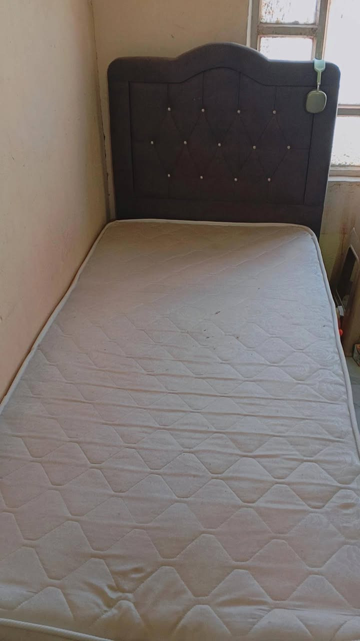 سرير ابو نفر داخله مخزن
نظيف جدا استخدام فقط 10 ايام
شاشه سمارت حجم 43 نظيفه 
للتواصل خاص او الاتصال
*********** بيه واتساب
