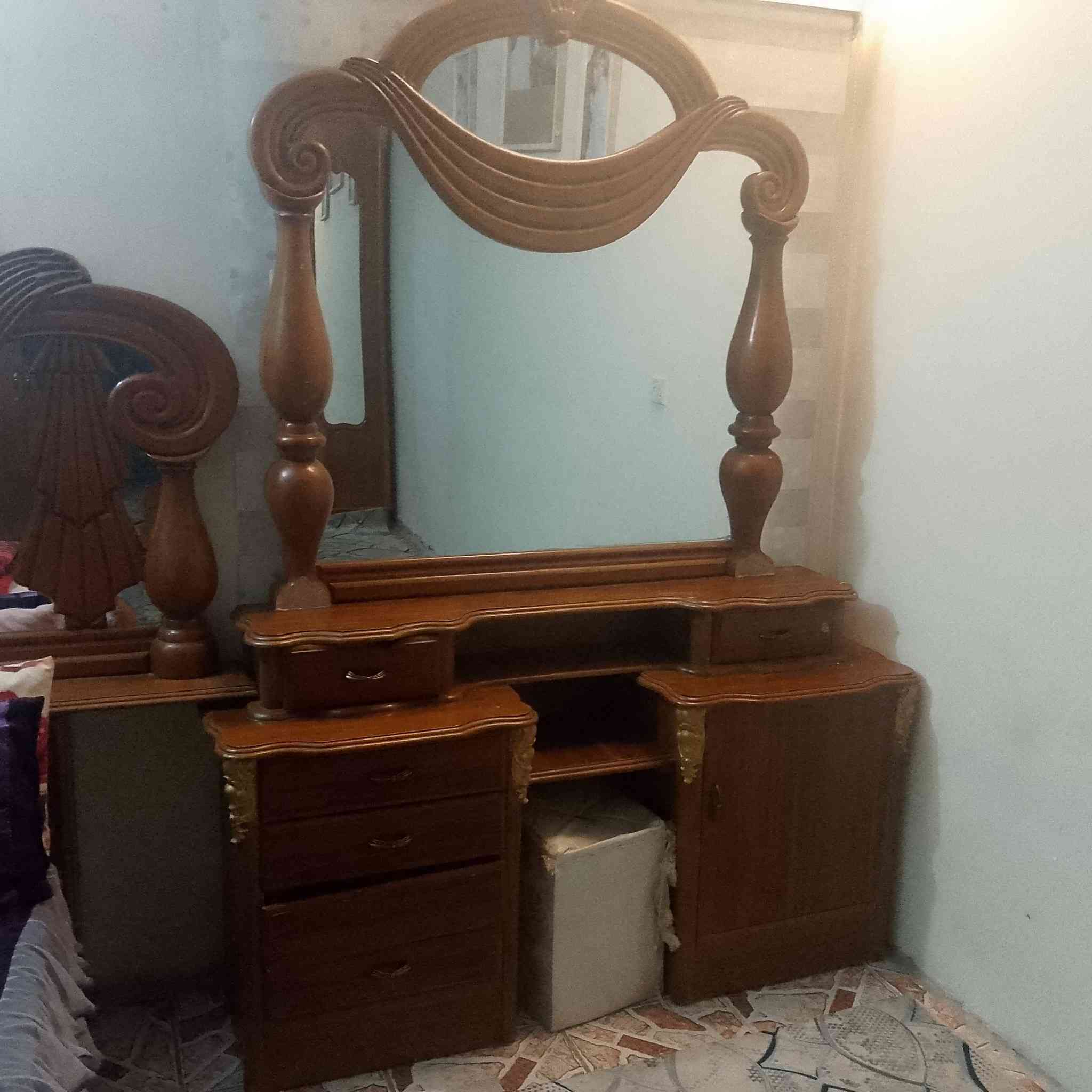 السلام عليكم غرفه نوم البيع غرفه تكمه ونضيفه خشب عراقي ضخمه عدت الغرفه 8قطع الستفسار عل رقم خاص مامتواجد ***********
