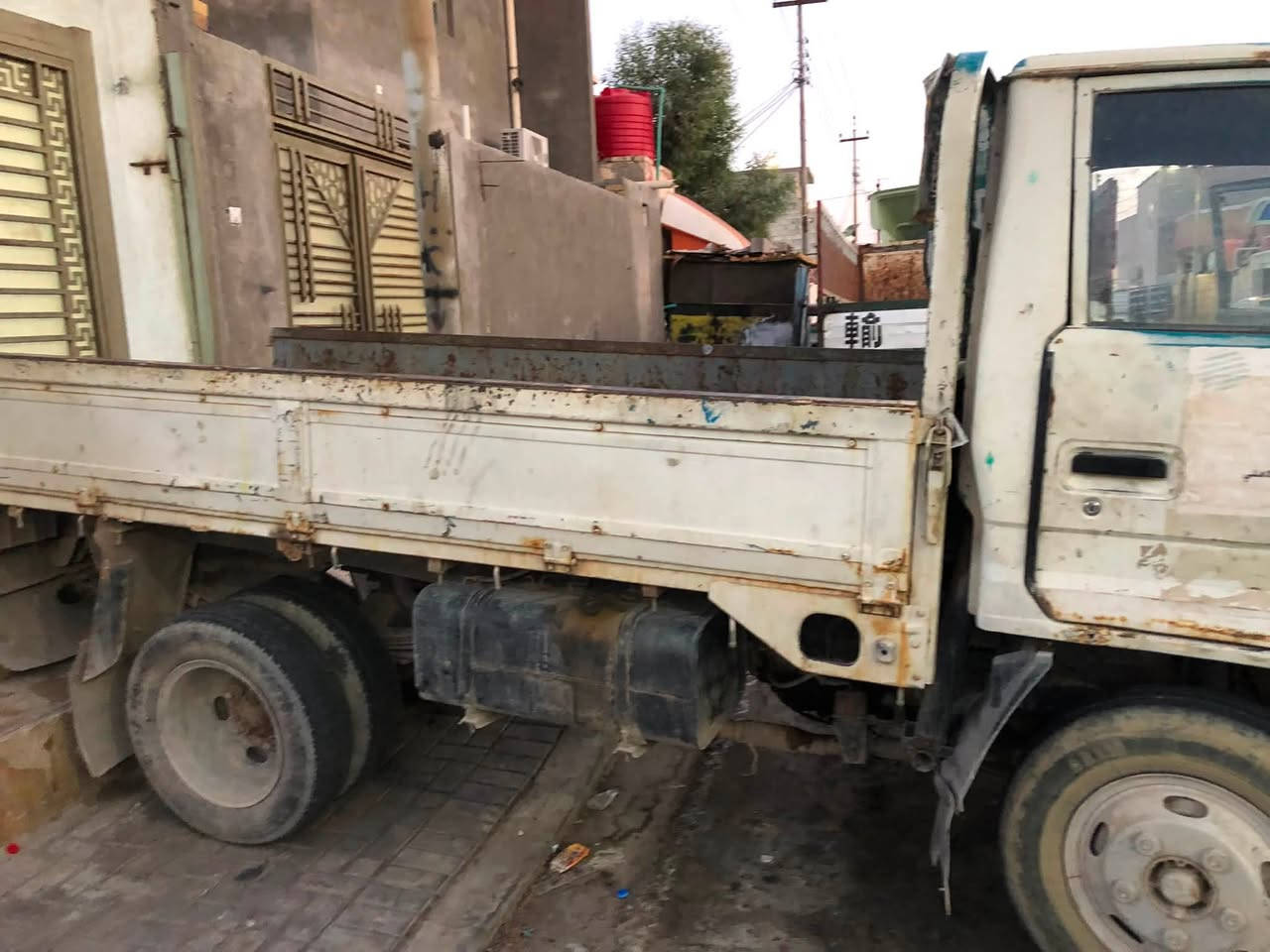 ياره البيع  دانيه تيوته البيع  سعر 40بيه مجال عنوان البصرة كير محرك مكفول البيع او مراوس  سياره حمل رقم سيار ميسان اليف  عنوان السياره البصرة رقم هاتف ***********
