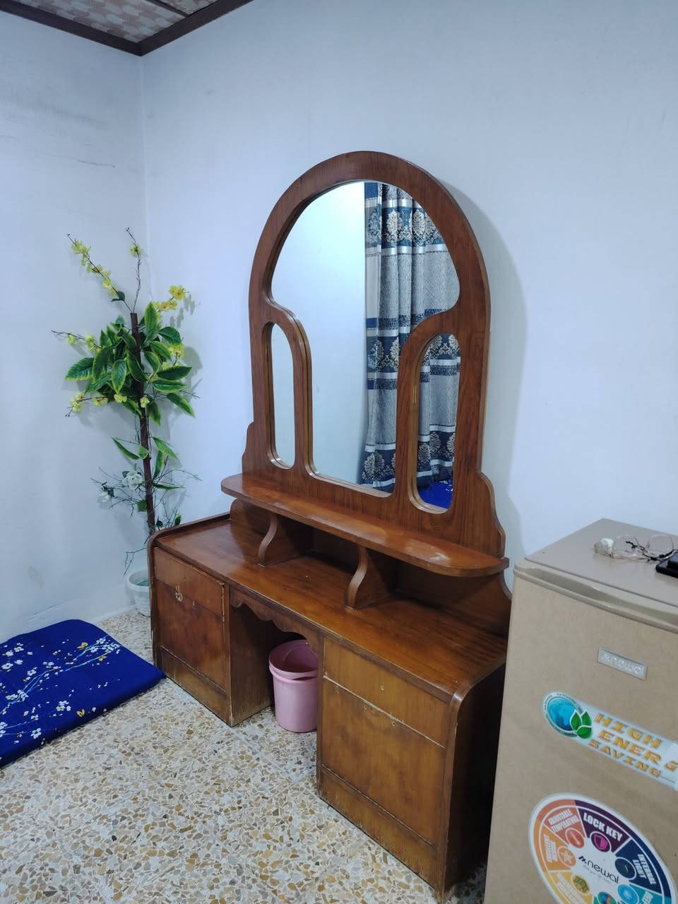 السلام عليكم/ غرفه خشاب للبيع نضيفه كلش
وبسعر مناسب جدا 400 الف وبيها مجال بسيط عنوان قادسيه ثانيه قرب جامع النعيمي
اتصال ***********
