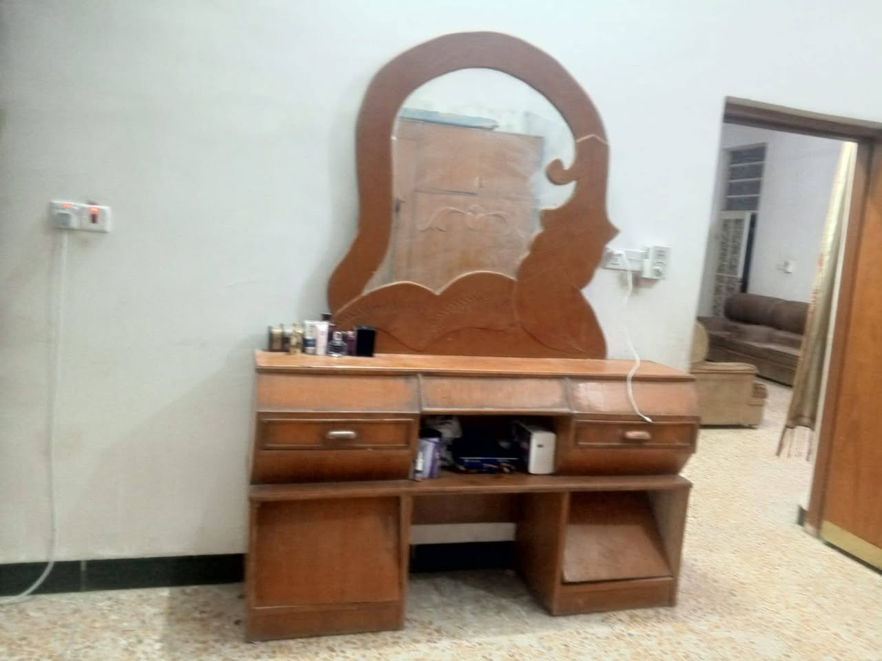 مكلفه بلنشر غرفه للبيع ب450 وبيه مجال مكانه محاويل للاتصال ع الرقم ***********

