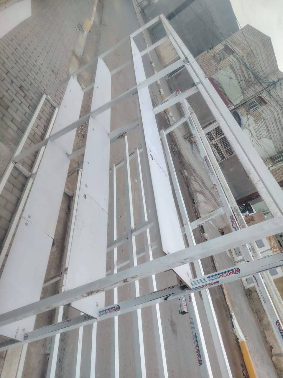 رفوف المنيوم عدد 3
ممتازة وخدمية تصلح عوارض اسواق ورفوف 
السعر الرف ب 30 
عنوانهن حي الفرات 
الرقم ***********
