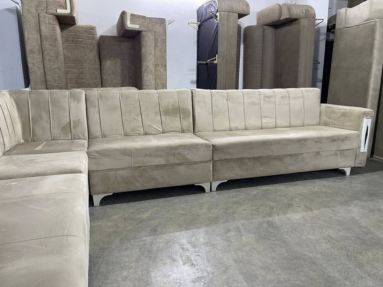 L
هاتینەوە بە ئێڵێکی لۆک بەکار نەهاتوو
 10 نەفەری فول دەست کردە تابڵێی تۆکمەیە
دیزاینێکی ناوازەی هەیە پەلەبکەن نامێنێت 
ژم***********
