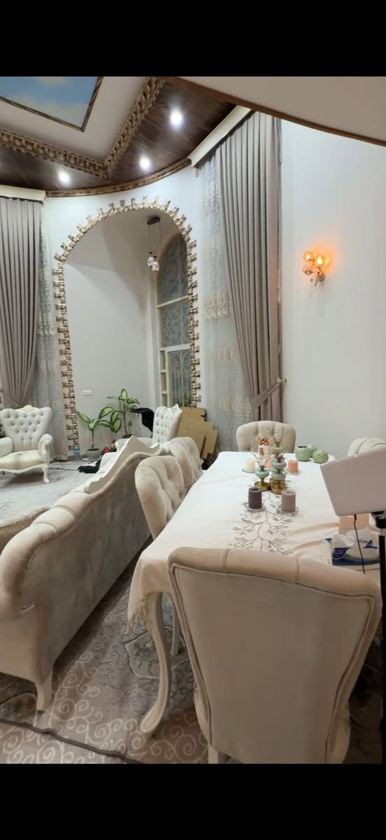 السلام عليكم دار للبيع مساحه ٢٥٠ طابو صرف حي واسطي خلف سيد عواد البيت كلش حلو فول مرتب تابع مكتب الساحل للعقارات ***********
