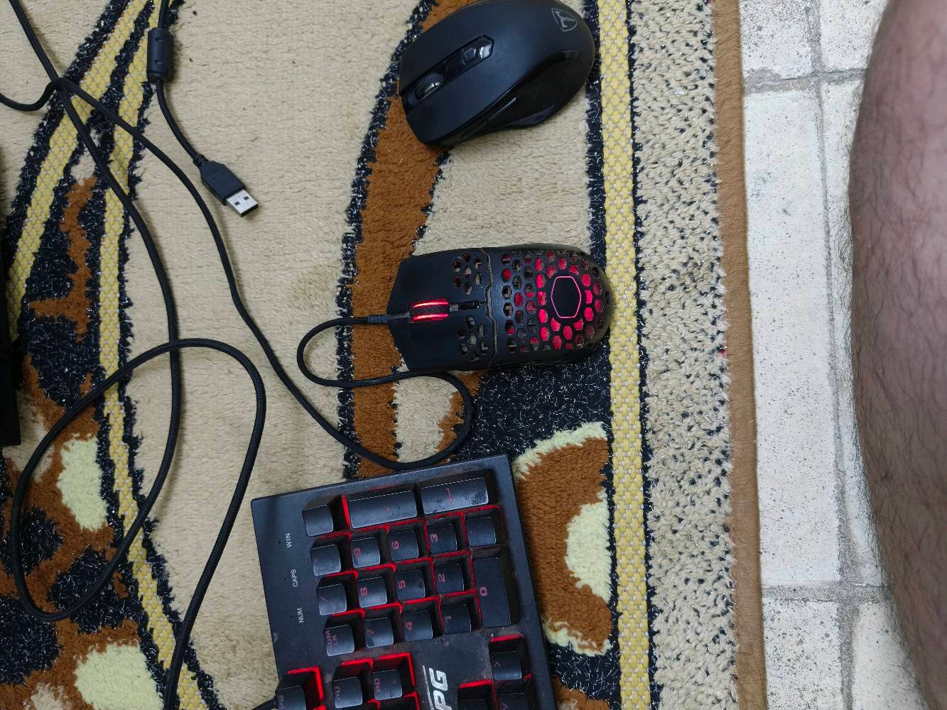 سلام عليكم pc لبيع كامل 
CPU R5 3600
GPU rtx 2060 
Pord b450m 
SSD 1tb 
RAM 2*8 16gb rgb
 POR 550wt

شاشه من شركة msi 24 60HZ مع كيبورد وماوس
850