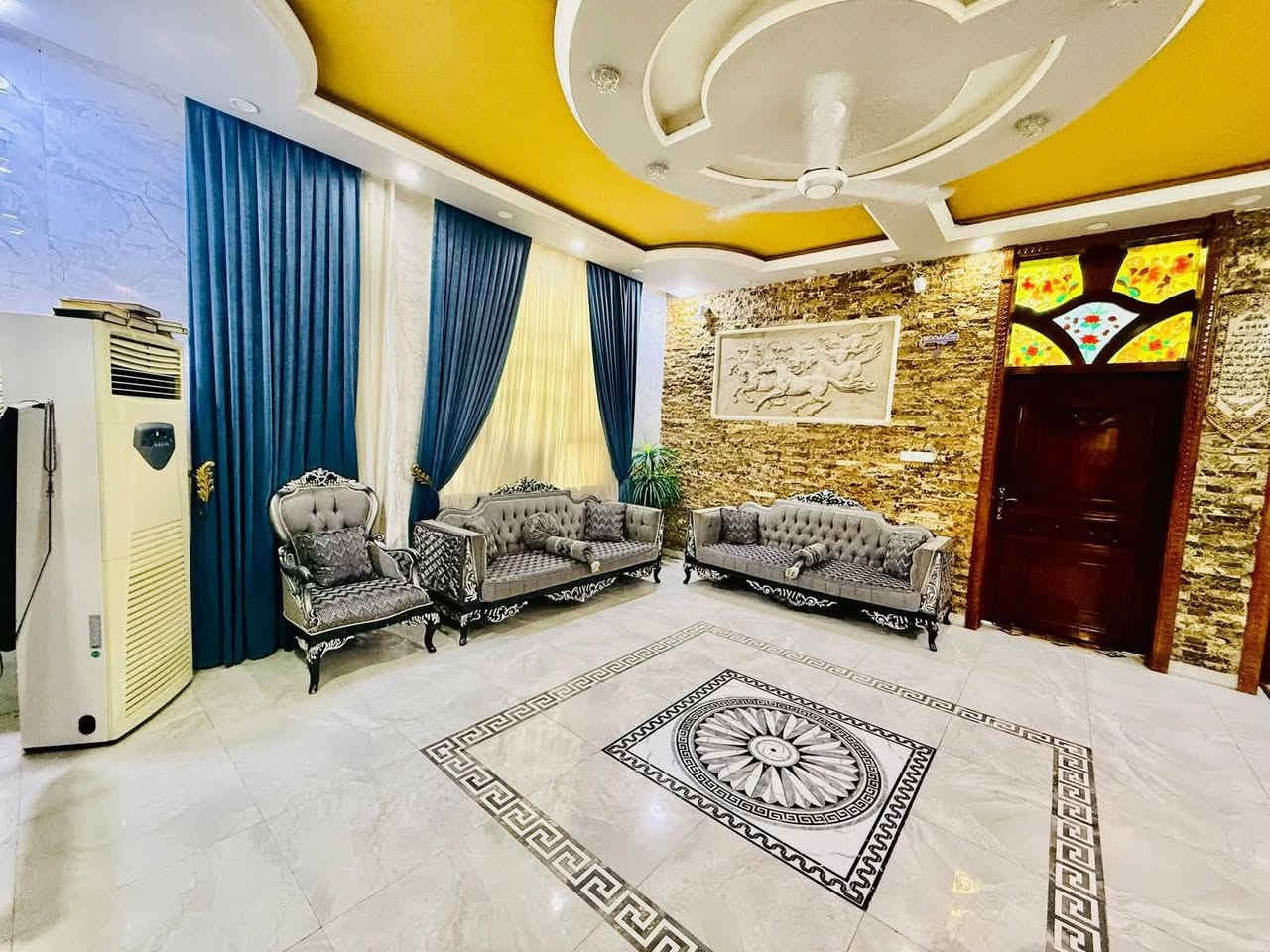 دار   #للبيــــع   

🔻 بنـــاء حديــث   4_2_0_2    
 
#طابــــــو #مــــلك  #صـــرف  

#آلمـــوقع  // شـــارع 60 مقــابل مركـــز شرطـــة المنتصــر    

#المساحـــة // 220  م  11 *20    
 
#المحتويـــــات //

الطابـق الاولــ// استقبــال ومطبـخ وغرفــة نــوم وهـــول ومجمـع صحيــات وكــراج وحديــقة 

الطابــق الثانــي // 3 غــرف نـوم وهـــول  ومجمــع صحيـات وسطـح 

🔻الــدار بنــاء حديــث مــوقع مميــز  
 ___________________
#للاستفسار اكثر الأتصال 
***********
____________________
🔻لمن يرغب في عرض عقاره للبيع أو للايجار طابو صرف او زراعي تجاري او سكني يرجى مراسلتنا 
مكتب المشتل للعقار 
مقابل مركز شرطة المنتصر
