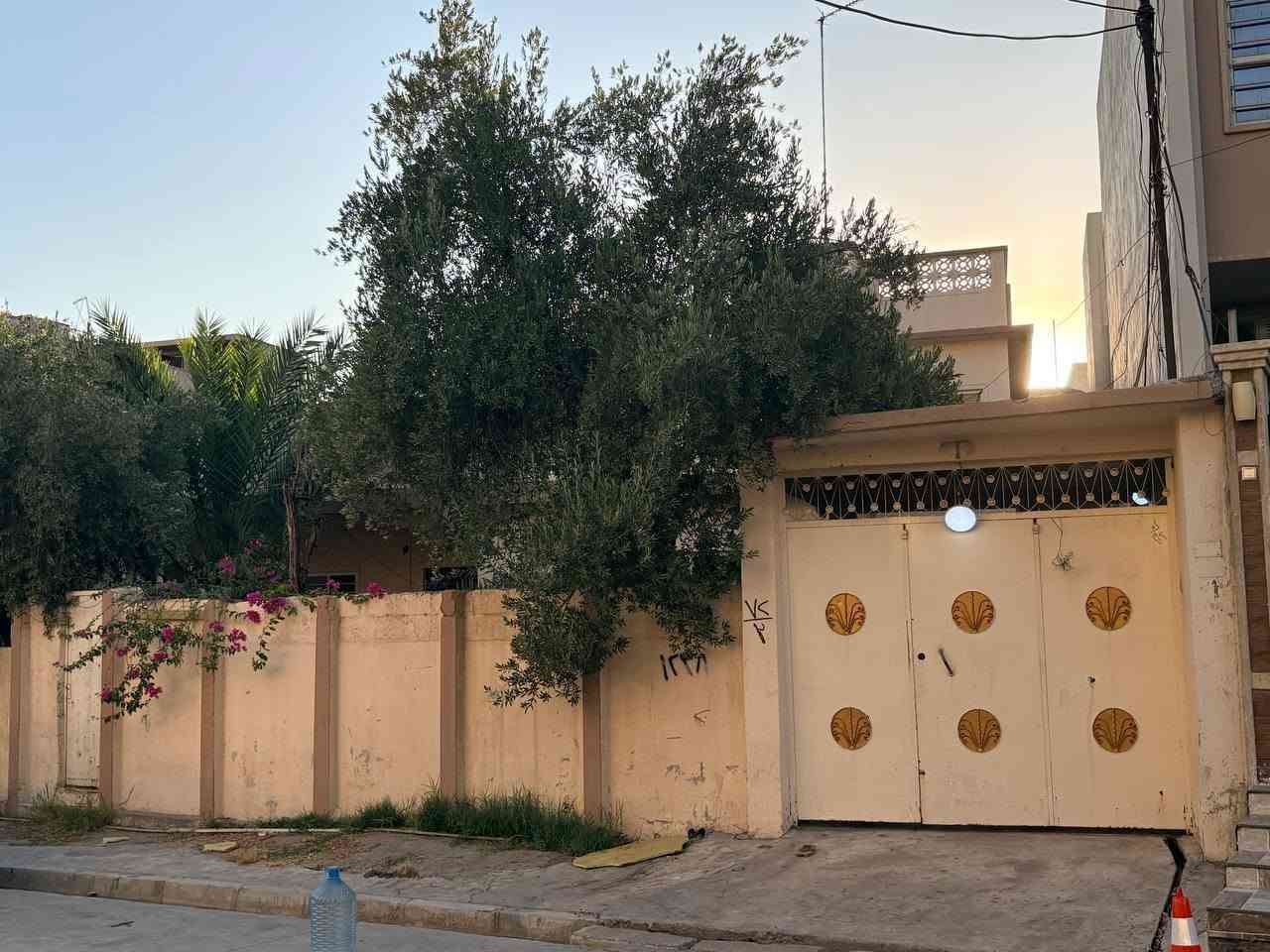 دار حي المصارف للإيجار 🏡

✨ فرصة مميزة للسكن في موقع هادئ ومميز ✨

📍 الموقع: حي المصارف
📌 خلف كافتريا خواطر

🏠 تفاصيل الدار:
▪️ المساحة: 500 م²
▪️ طابقين
▪️ 6 غرف نوم
▪️ هول واستقبال 
▪️ حديقة
▪️ كراج

📞 للاستفسار والتواصل:
🏢 مكتب علي الحمداني لتجارة العقارات
📍 الموصل – حي البلديات مقابل منتزه الكفاءات الأولى 
📱 ***********
📱 *********** 
📢 تابعوا عروضنا أولاً بأول على التلكرام:
🔗 https://t.me/alialhamdany2
