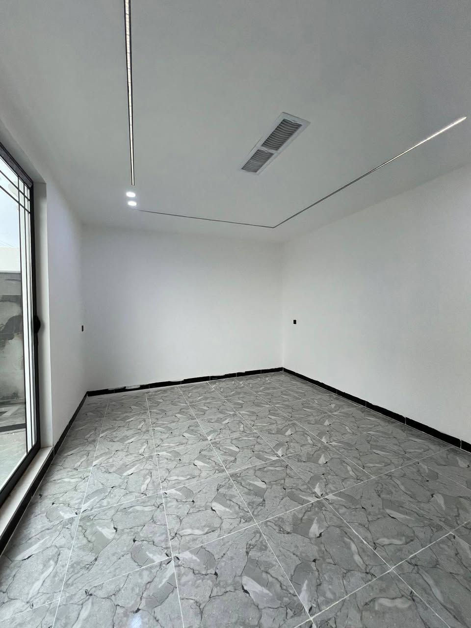 دار طابق واحد واجهة ملكية
مساحة العقار : 135M
موقع 📌 : كركوك شوراو قاطع السابع قرب شارع العام
سعر العقار : 73 مليون قابل لتفاوض
عدد غرف العقار : 2 غرف نوم 
للأستفسار : التواصل على الرقم التالي***********
