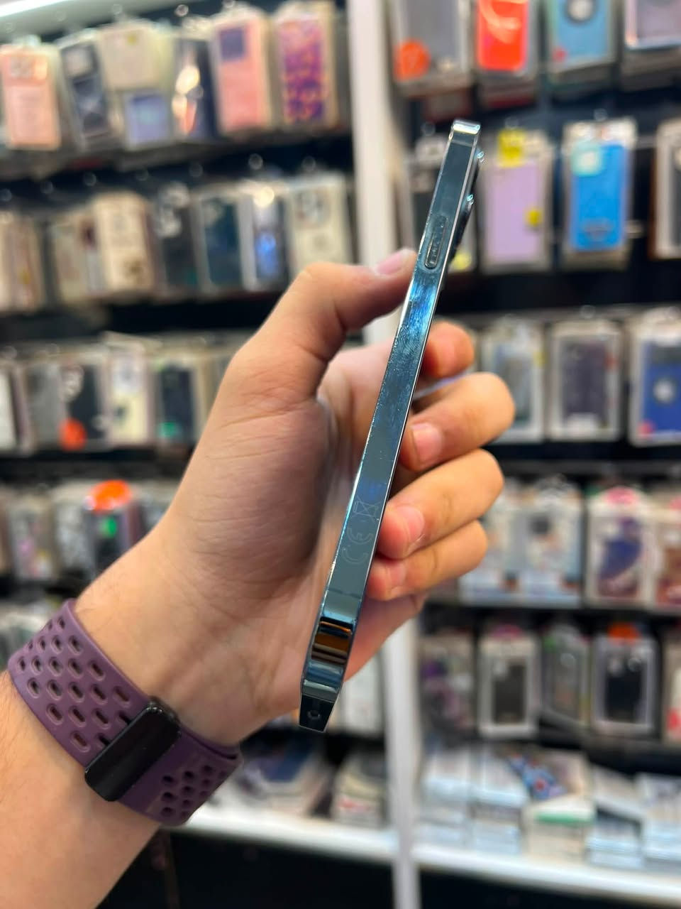 سلام عليكم ايفون 12pro max باتري 83 الجهاز ابلادي وتر ع فحص نضافه عاليه جداً  السعر 550 مكاني الحريه *********** 
مع ملحقات كامله
