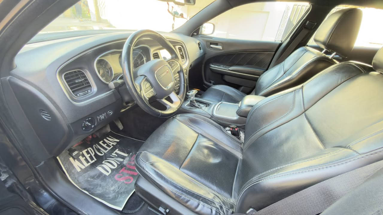 السلام عليكم 
دوج جارجر RT
2016
المحرك. 8سلندر  5.700
المسافة المقطوعه.124 الف كم 
المواصفات
بصمه
شاشه كبيره وكامره دواره 
تحكمات ستيرن
‏Sport
شفتات بالستيرن
كشنات كهرباء تدفئه وتبريد
كرسي خزن
كشنات جلد
تدفئة كشنات وستيرن
تشغيل عن بعد
وبعد مواصفات اكثر
السياره بيها حادث جاملغ ايسر بدون ايرباكات كلهن سليمات مثل ما موضح بالصوره..  نضيفه السياره وما متعوبه .. 
والسياره حره و الرقم مميز
مكان السياره / ميسان - العماره 
السعر ١٩٠$
للاستفسار ***********
