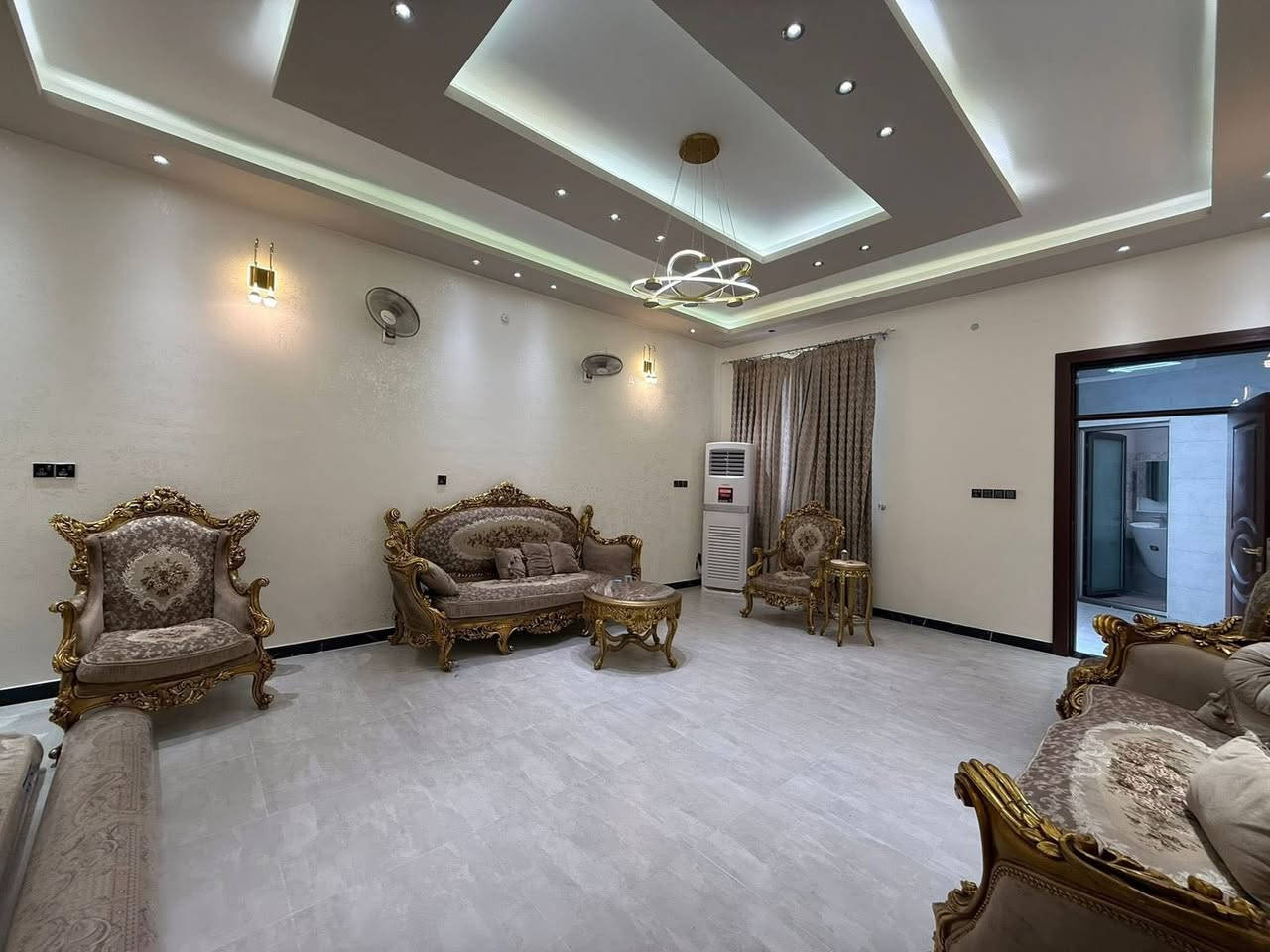 #دار_للـبـيـع بناء حديث 🏡  – مساحة كبيرة وموقع مميّز / الموقع: الديوانية خلف عمارات الزيتون
المساحة الكلية: 1450 متر
الواجهة: 24 متر
الطابو: زراعي – سند 25 مداور مباشر

تفاصيل الدار:
 • مساحة البناء: 180 متر
 • واجهة الدار: 11 متر
 • نوع البناء: كونكريت مسلح + طابوق
 • التقسيم الداخلي:
 • غرفة نوم
 • صالة
 • استقبال
 • مطبخ
 • صحيات داخلية وخارجية
~~~~~~~~~~~~~~~~~~~~~~~~
🔺#للاستفسار مراسله واتساب ع الأرقام 👇🏻👇🏻
http://wa.me/+964***********
http://wa.me/+964*********** 📲  
—————————————————————
او زيارة مكتبنا من الساعة 3 الى 8 مساء
🔺مكتب دره المشرق للاستثمار والتطوير العقاري 
🔺العنوان:-حي الجزائر الشارع العام قرب مأكولات تشرين
