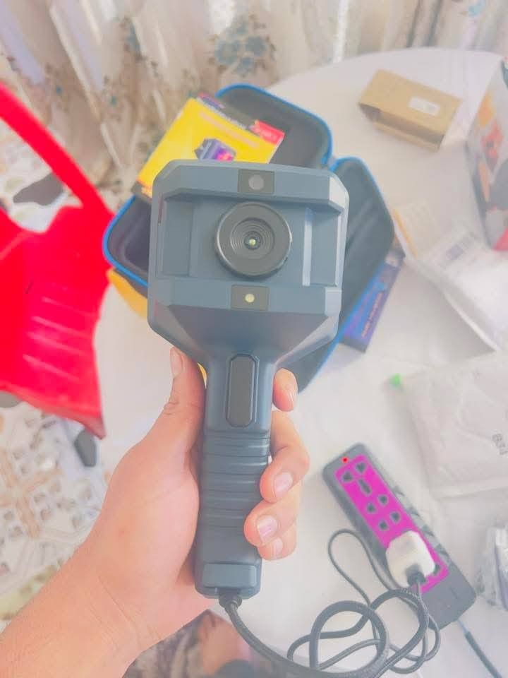 الكاميرا الحرارية المعروضة في الصورة هي طراز NOYAFA NF-526E.  يُستخدم هذا الجهاز المحمول باليد لتصوير الاختلافات الحرارية في تطبيقات مثل تشخيص الشبكات، وفحص المنازل، وصيانة أنظمة التدفئة والتهوية وتكييف الهواء (HVAC)، والسيارات.
الميزات والمواصفات الرئيسية
الدقة: تتميز الكاميرا بدقة تصوير حراري عالية تبلغ 256x192 بكسل.
نطاق القياس: يمكنها قياس درجات حرارة تتراوح من -20 درجة مئوية إلى 400 درجة مئوية (-4 فهرنهايت إلى 752 فهرنهايت).
دقة القياس: تبلغ دقتها حوالي ±2 درجة مئوية أو ±2% من القراءة.
الشاشة: تحتوي على شاشة LCD كبيرة بحجم 3.5 بوصة لعرض الصور بوضوح.
تخزين البيانات: تتضمن ذاكرة داخلية مدمجة بسعة 8 جيجابايت يمكنها تخزين آلاف الصور ومقاطع الفيديو بصيغ JPG و MP4.
أوضاع العرض: توفر 8 لوحات ألوان مختلفة (مثل الأحمر الحديدي، الأبيض الساخن، الأسود الساخن) و 5 أوضاع للصور (مثل الدمج، صورة داخل صورة) لتناسب سيناريوهات الفحص المختلفة.
الاتصال: مزودة بمنفذ USB Type-C للشحن ونقل البيانات إلى جهاز كمبيوتر. 

للتواصل واتساب : ***********￼
