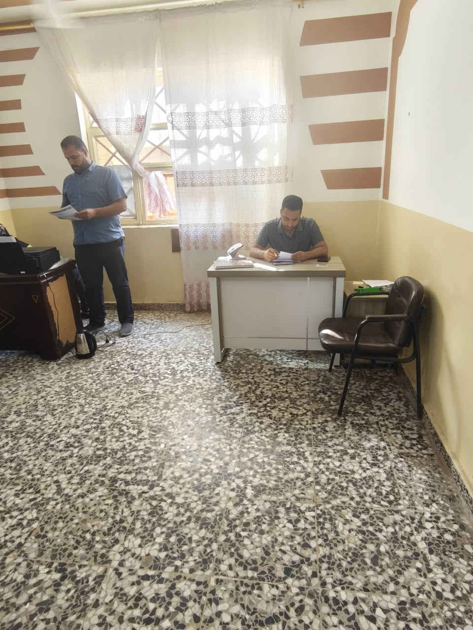 مركز صيانة الوحدة لقطاع أطراف الرصافة الجنوبي
.الملاكات الإدارية.. التخطيط المتقن لخدمة المواطن
✍️اعلام فرع الرصافة 7 حزيران 2026
منذ ساعات الصباح الأولى، تواصل ملاكاتنا الإدارية عملها الدؤوب خلف الكواليس، لتكون المحرك الحقيقي خلف كل إنجاز فني يلمسه المواطن في شبكة الكهرباء.
إن مهام الملاكات الإدارية لا تقتصر على تنظيم العمل، بل تمتد لتكون الركيزة التي تضمن تحسين الشبكة الكهربائية من خلال التنسيق الميداني الدقيق، توفير المواد والمعدات اللازمة في وقتها، وإدارة الجداول الزمنية التي تمكّن ملاكاتنا الفنية من إنجاز مهامها بكفاءة عالية.
إن التزامنا الإداري ينبع من حرصنا على أن تترجم كل خطوة ورقية أو تنظيمية إلى استقرار ملموس في خدمة الكهرباء. نحن هنا، نعمل بتكامل تام، لنضمن أن تكون خدمة المواطنين هي الغاية الأولى والوحيدة لكل جهودنا، إدارية كانت أو فنية.


**إذا كنت صاحب هذا الإعلان وتريد حذفه لأي سبب، رجاءا أرسل رسالة إلى الدعم الفني**