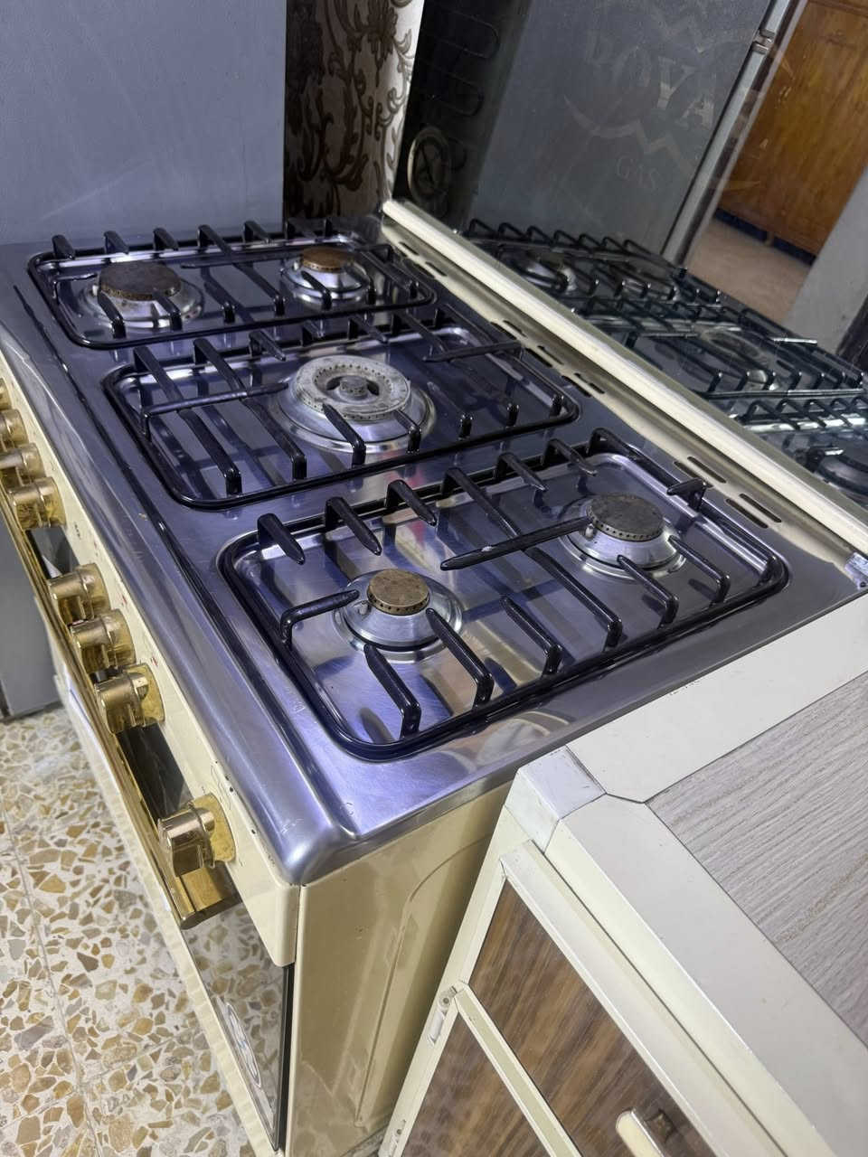 أغراض للبيع طباخ ٣٥٠نضيف كلش وكاونتر كامل ب٤٠٠اي استفسار اتصال ع رقم ***********بغداد مدينه الصدر

