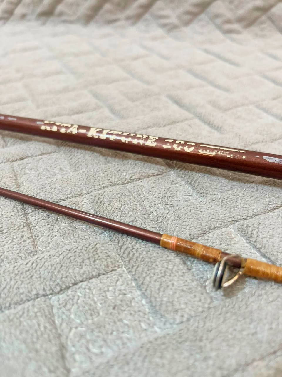 ✓✓✓السعر ٢٥ ألف 🔐✓✓✓
قصبة الصيد "KITA-KITUNE"
​الاسم بالعربي: كيتا كيتسوني (وتعني "الثعلب الشمالي" باليابانية).
​بلد الصنع🇯🇵🇯🇵🎣🐟🐬🦈🐋
: يابانية الأصل (غالباً من إنتاج شركة Olympic أو شركات يابانية عريقة مشابهة من حقبة الثمانينات والتسعينات).
​الطول: 1/80 متر
​الصلابة: تعتبر قصبة صلبة (Hard/Heavy)، وهي مخصصة للصيد الثقيل (مثل صيد الشاطئ أو من القوارب) وتتحمل أوزان سمك كبيرة.
​افايبر كلاس (Fiberglass) المعالج، وهو ما يعطيها اللون البني المميز والمتانة العالية جداً ضد الكسر مقارنة بالكاربون الحديث.

​هذه القصبة تُعتبر اليوم من "الأنتيك" أو "البالة اليابانية" المرغوبة جداً في العراق لمتانتها:
​ نظافة الحلقات (Guides) والقاعدة (Reel Seat).
​ملاحظة: القصبة التي تملكها تبدو بحالة جيدة جداً، وهي مثالية لصيد "السمتي" و"الگطان" في الأنهار العراقية لأنها لا تنكسر بسهولة.


**إذا كنت صاحب هذا الإعلان وتريد حذفه لأي سبب، رجاءا أرسل رسالة إلى الدعم الفني**