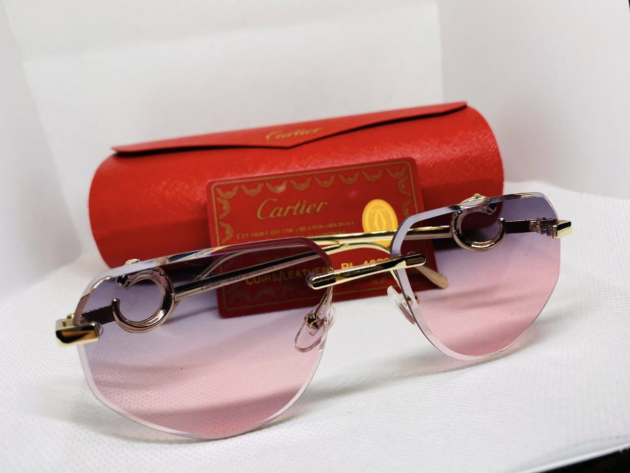 لمسة أناقة تخطف الأنظار ✨🕶️
نظارة شمسية بناتية من ماركة Cartier بتصميم عصري بدون إطار مع كارت الضمان 
وعدسات متدرجة بين البنفسجي 💜والوردي💖، مع إطار ذهبي أنيق يعطيك إطلالة فخمة وناعمة بنفس الوقت
خفيفة، مريحة، ومثالية لكل إطلالاتك اليومية سواء صباحية أو مسائية.

تميّزي بإطلالة مختلفة وكمية محدوده 

#نظارات
#نظارات_شمسية
#موضة
#اكسسوارات
#أناقة


**إذا كنت صاحب هذا الإعلان وتريد حذفه لأي سبب، رجاءا أرسل رسالة إلى الدعم الفني**