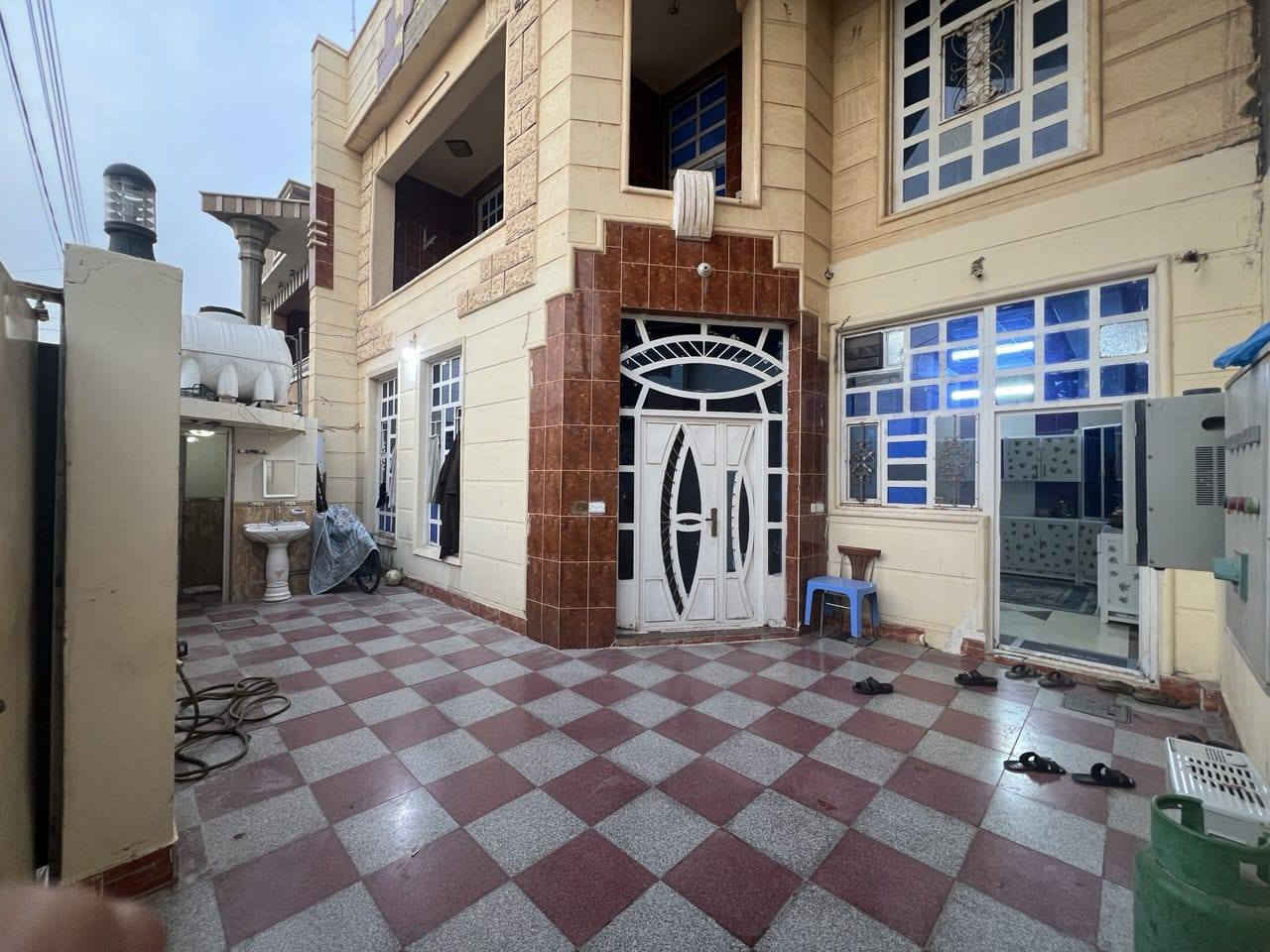 يوجد بيت للبيع في منطقه ٥كيلو طابقين الطابق الأول يتكون من مطبخ وديوانيه وصاله  وكلدور وغرفه ومجمع صحي كبير ويتكون الطابق الثاني من غرفتين وصاله ومجمع صحي وصحيات خارجيه علما ان سطح الطابق الأول مطبق سيراميك الموقع ٥كيلو قرب الخدمي للتواصل على الرقم ***********
