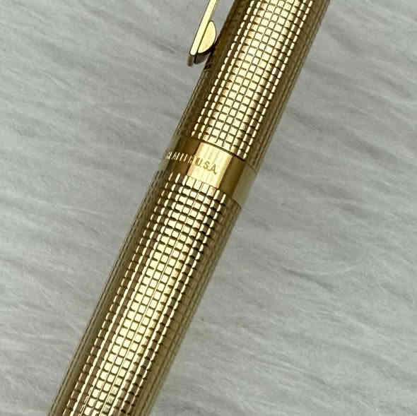 SHEAFFER(TARGA)
قلم شيفر تاركة
حبر
امريكي المنشأ اصلي 
طلاء ذهب ثابت  
ريشة(سلاية) ذهب خالص عيار 14k
نقشة مميزة 
حجم الخط F
انتاج سنة الثمانينات 
جديد غير مستخدم 
مع العلبة الاصلية و الكرنتي
للاستفسار المراسله على الواتساب او الاتصال بالرقم  *********** 
يوجد خدمة توصيل داخل بغداد و محافظات
