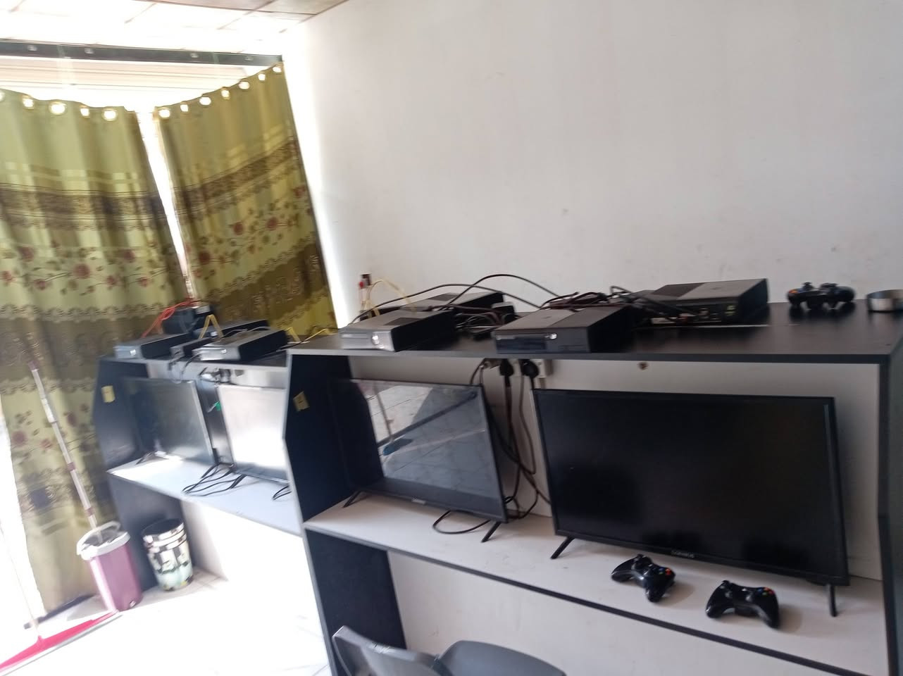 السلام عليكم اخوان عندي 8اكس بوكس 8بلازمات حجم 32 للبيع لاستفسار *********** واتساب
