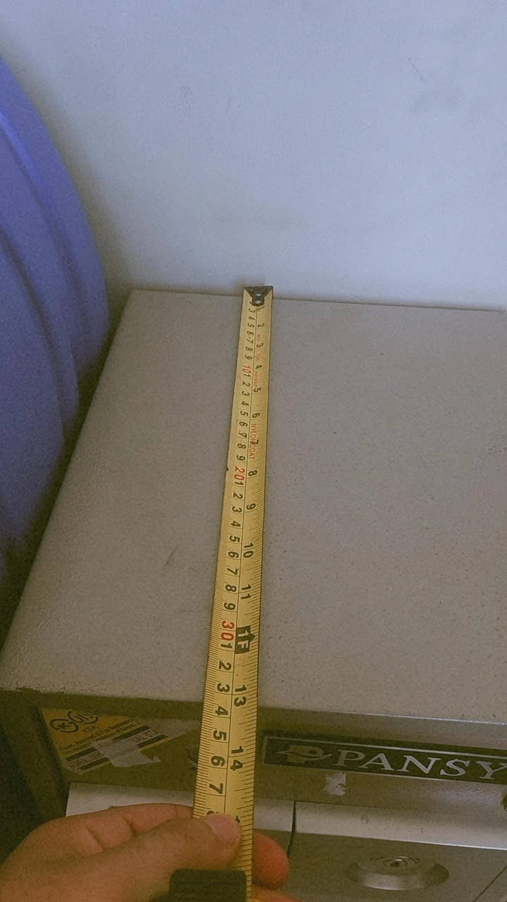 ثقيلة جدا 
سعره 100 قفل 
اول قاصة بحياتي شفت عليها كل الخير والله 😅 
بس اشتريت اكبر
عنوان شارع حيفا 
*********** واتس اب
