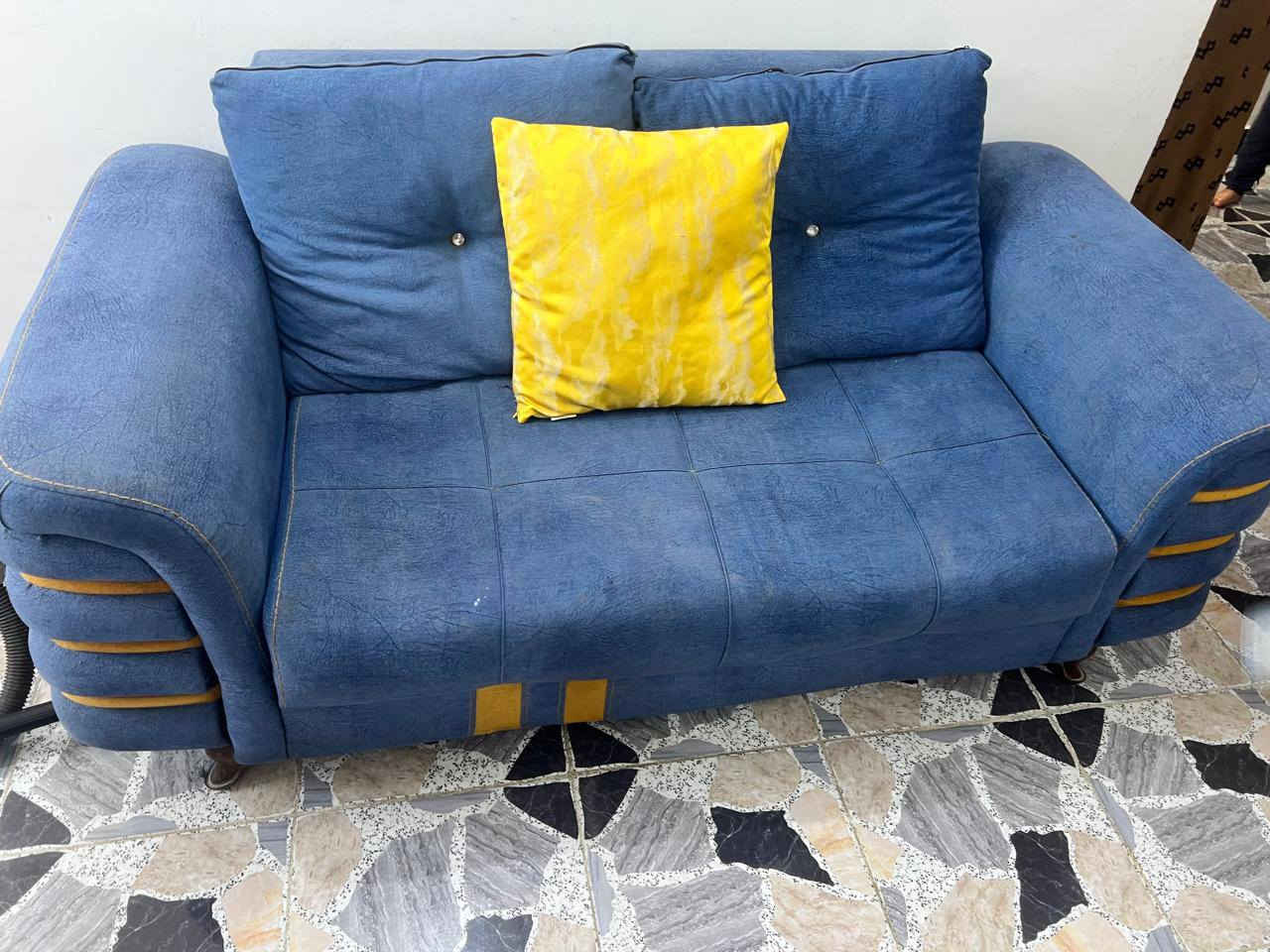 تخم ١٠ مقاعد
سعر ٣٠٠ بي مجال قليل 
***********
عنوان  قرب محطه اضواء بابل
