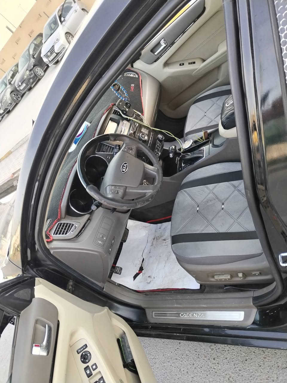 سلام وعليكم مرخصت الادمن المحترم كيا كاندزه خليجي أدوااات كصه جنطه  موديل 10 فول موصافات مكينه ٣٥٠٠ استخدام شخصي سياره جاهزه ع اخر حبايه متومه وكامله 
مكانه بغداد السعر 60 وبيه مجال للطيبين 
*********** وات ساب
