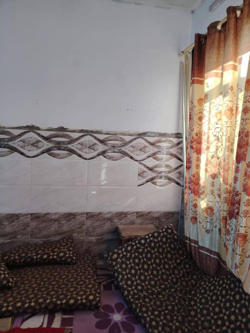 الدار للبيع منطقه القوسيات خربه عسكر المساحه 180 متر الواجهه 10 السعر 75 وبيها  مجالت الاستفسار المعلومات اتصل على الرقم *********** اسيا ***********
