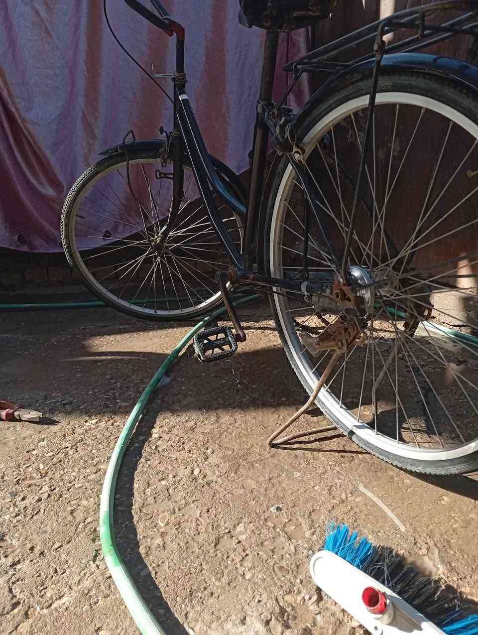 بايسكل للبيع السعر 50 قفل بس الزنجيل يحتاجله تگصير العنوان الديوانية حي الحضارة الرقم *********** أو التواصل على الصفحة
