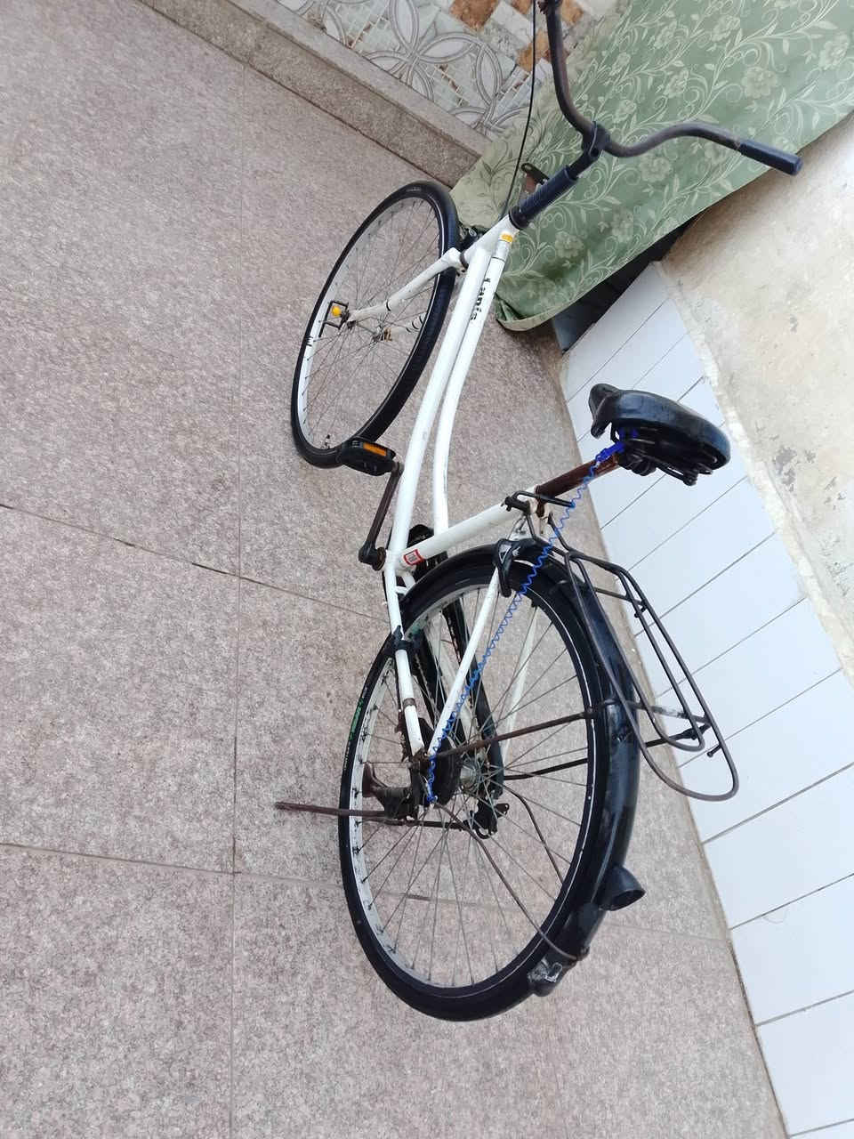 سلام عليكم بايسكل البيع حجم 26 بالة مديل 15 كفالةسعر 70 وبي مجال ***********
