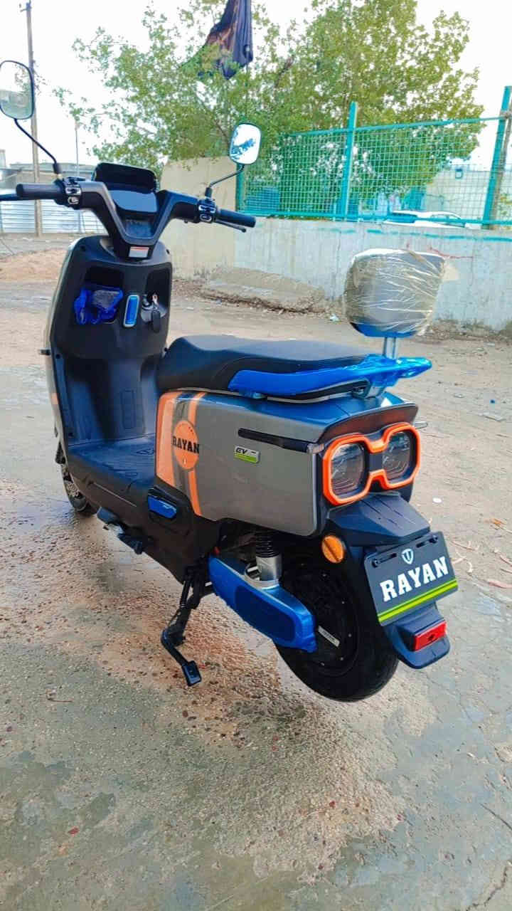 سلام عليكم دراجه شحن ريان ام عيون دراجه كفاله فقط الجاملغ الامامي طاك ماشيه 50 كيلو يعني زيرو دراجه خير من الله السرعه الفعليه 80 وبل شحنه الواحده 80 كيلو تمشيك مكاني بغداد البياع رساله ثالثه سعره 850 وبيه مجال اتصال على الرقم  *********** كامله مواصفات
